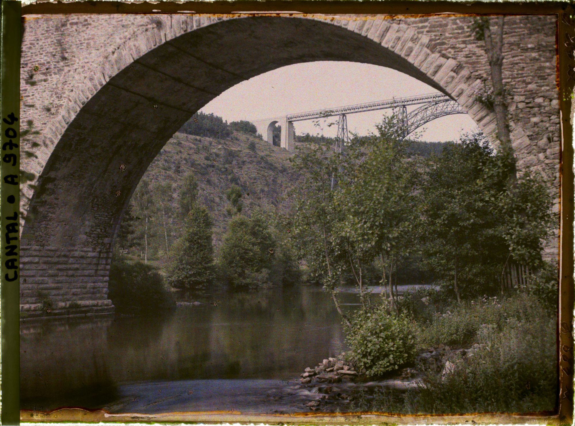 Image représentant Le viaduc de Garabit, vu du vieux pont