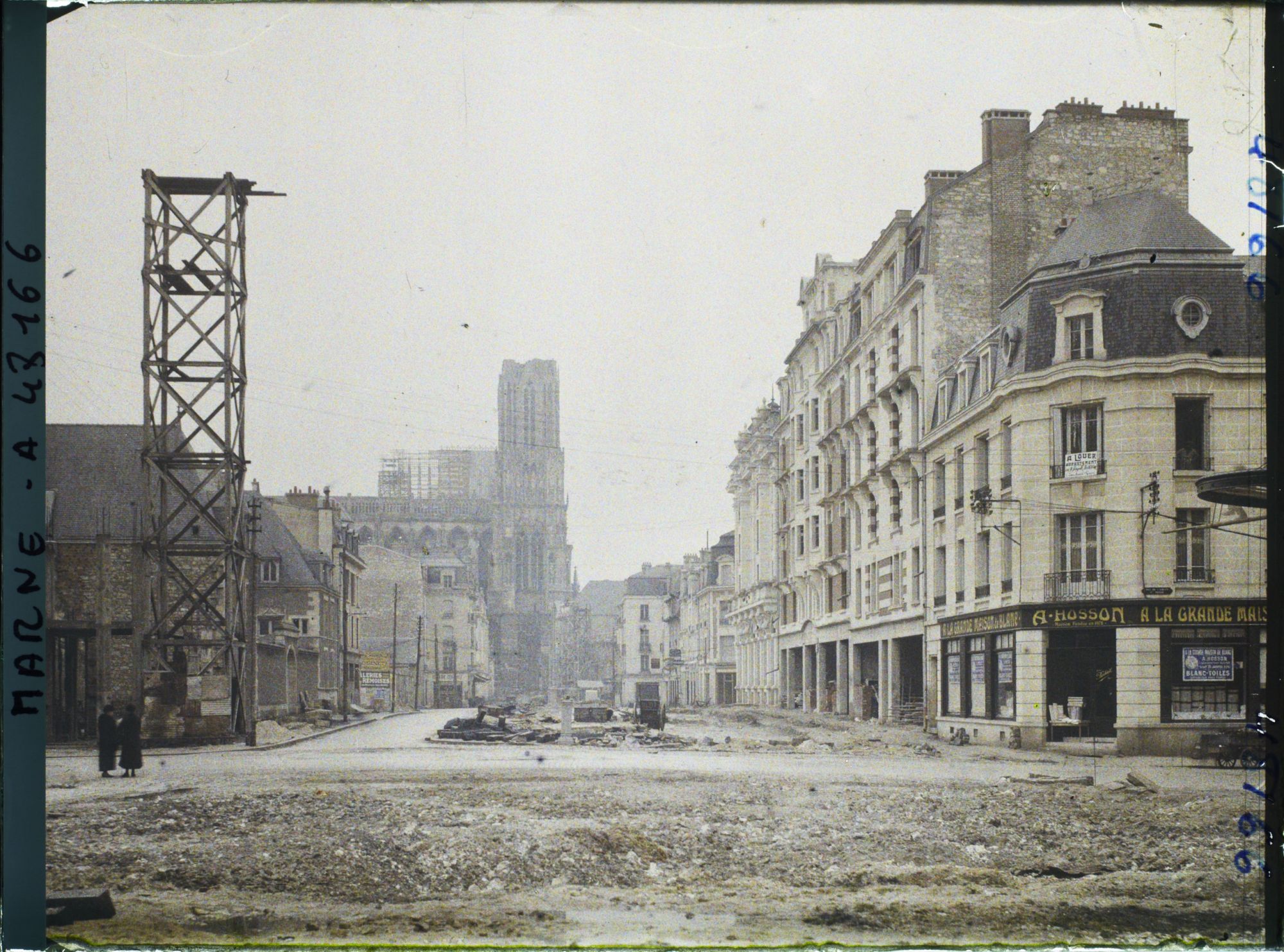 Image représentant France, Reims, Cours Langlet vers Cathédrale