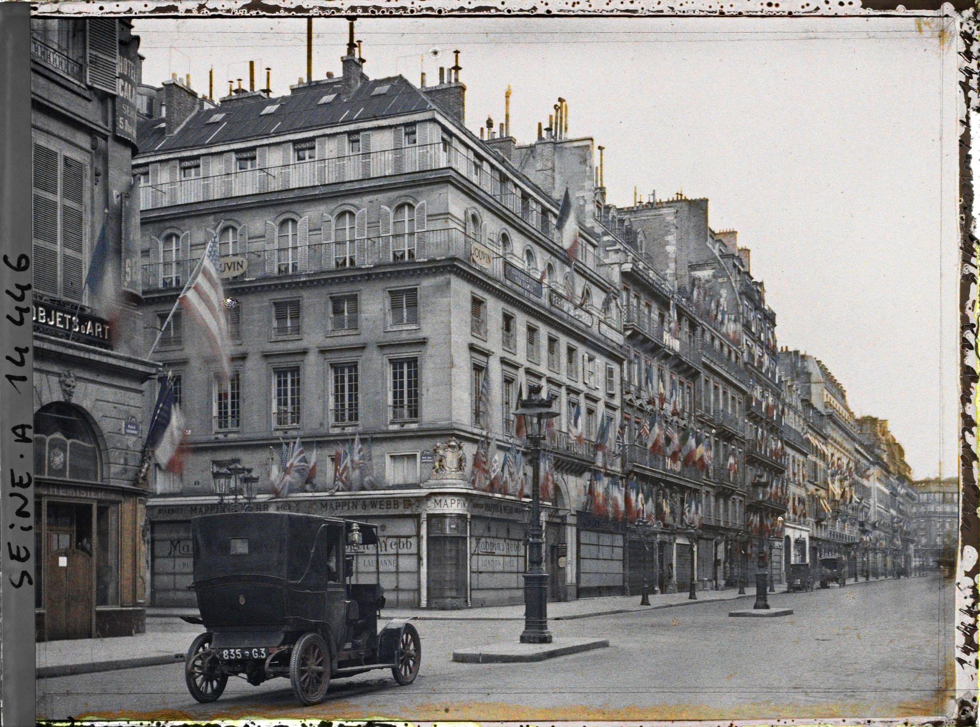 Image représentant La rue de la Paix, à l'angle de la rue des Capucines, vue prise de la place Vendôme