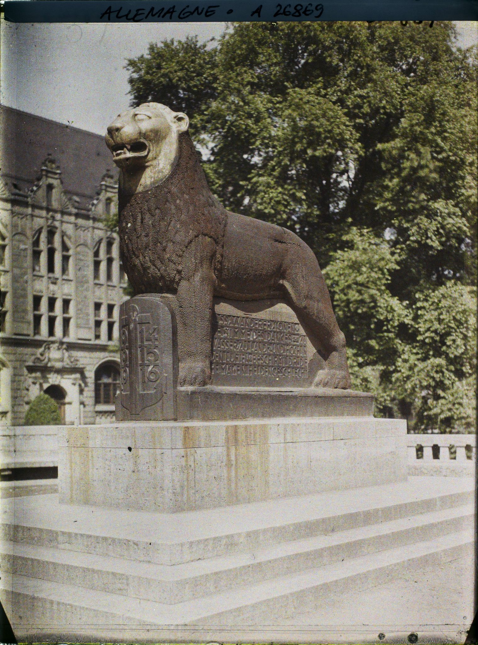 Image représentant Allemagne, Düsseldorf, Occupation Française, Le lion en bois enclouté de la Koenigsalle 1914, 1915, 1916.