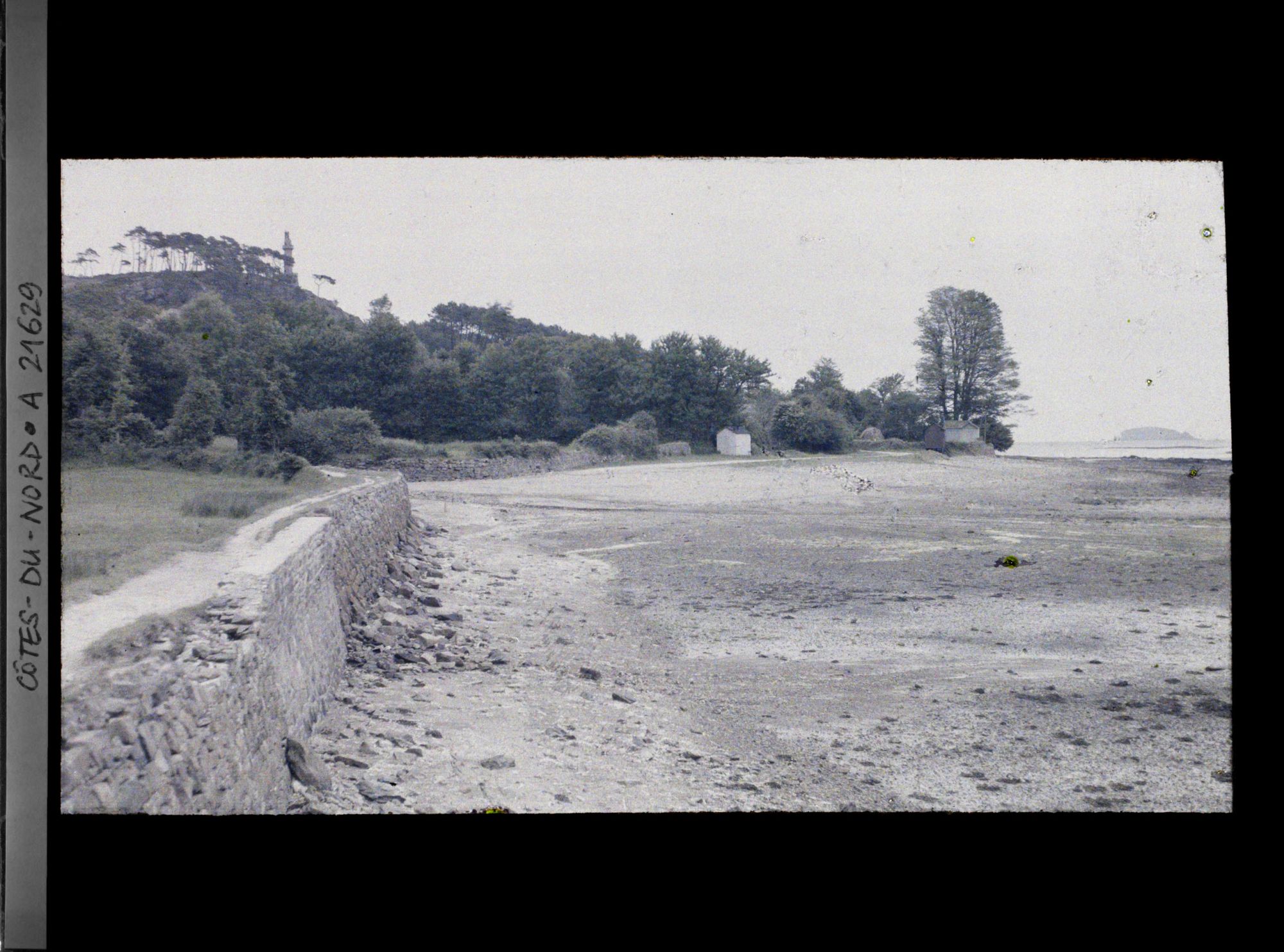 Image représentant L'avant-port de Paimpol ; à l'arrière-plan sur la colline, la tour de Kerroc'h