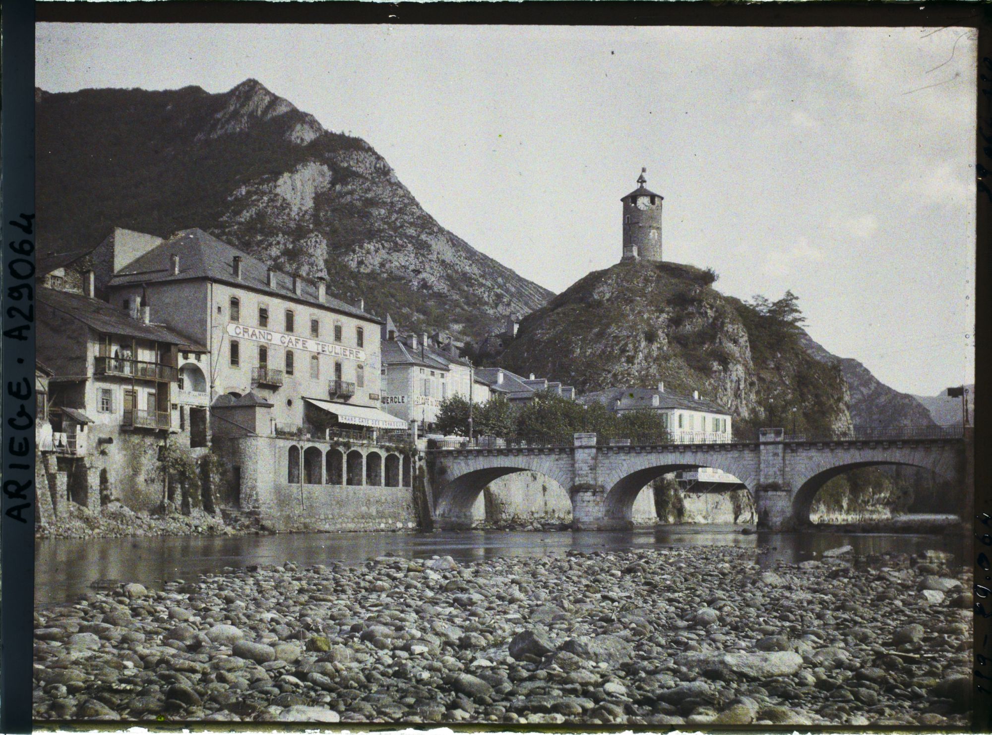 Image représentant L'Ariège, le pont et la tour de Castella