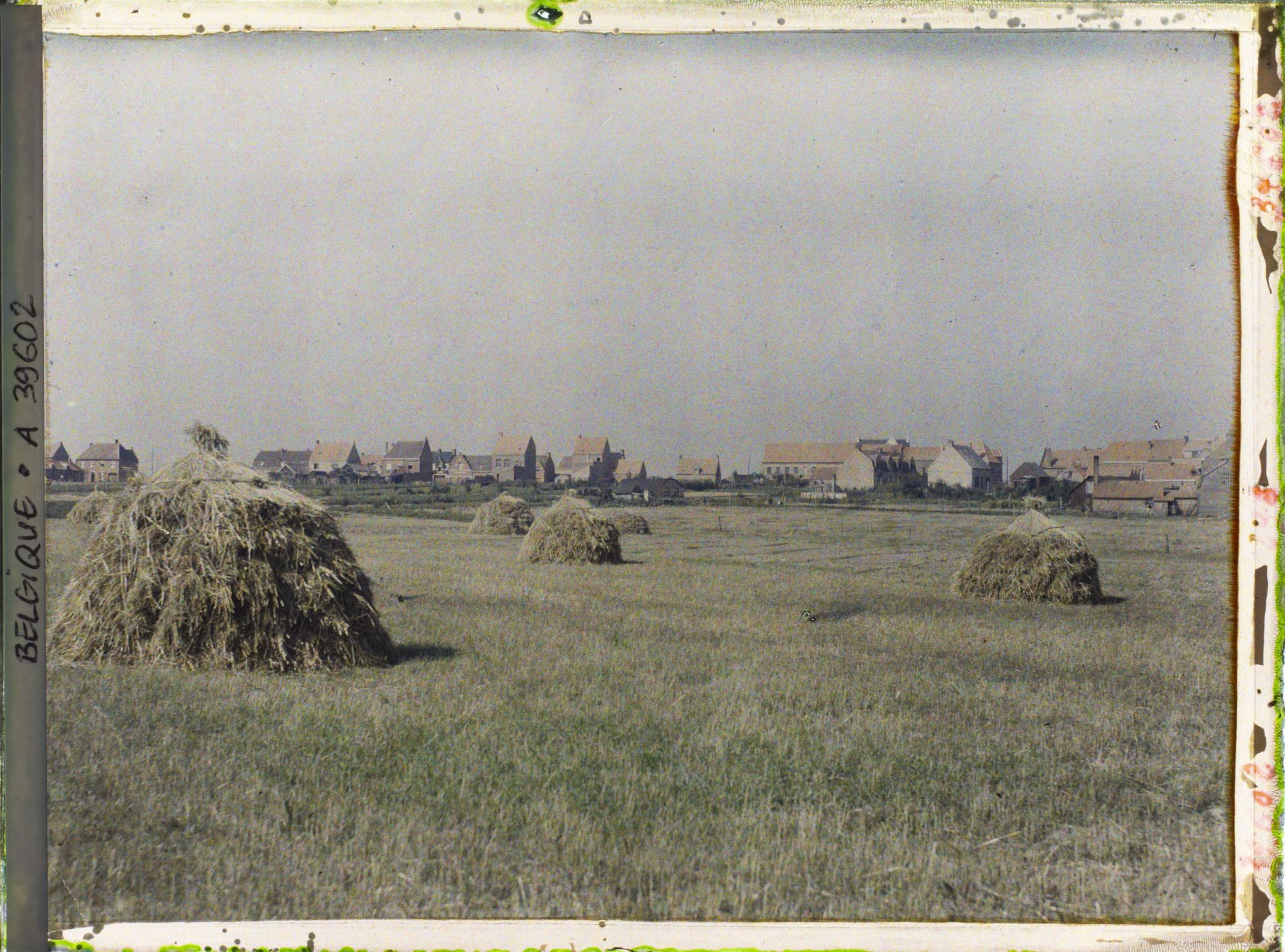 Image représentant Belgique, Passchendael, Une vue du Village et champs