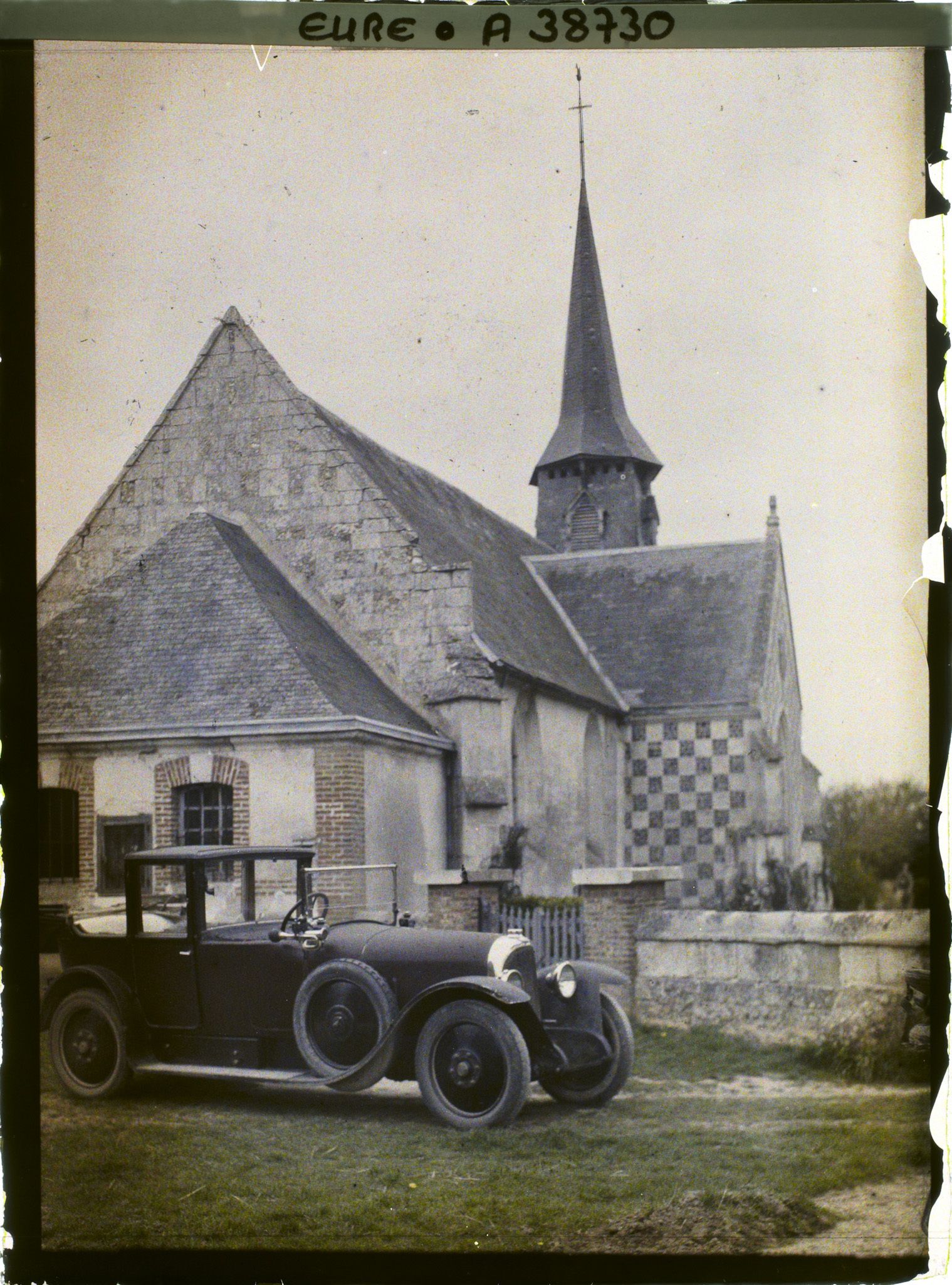 Image représentant Chapelle de l'église Saint-Maclou où furent conduits la princesse et le prince Kitashirakawa, le prince Asaka et Mlle Sauvy suite à un accident de voiture