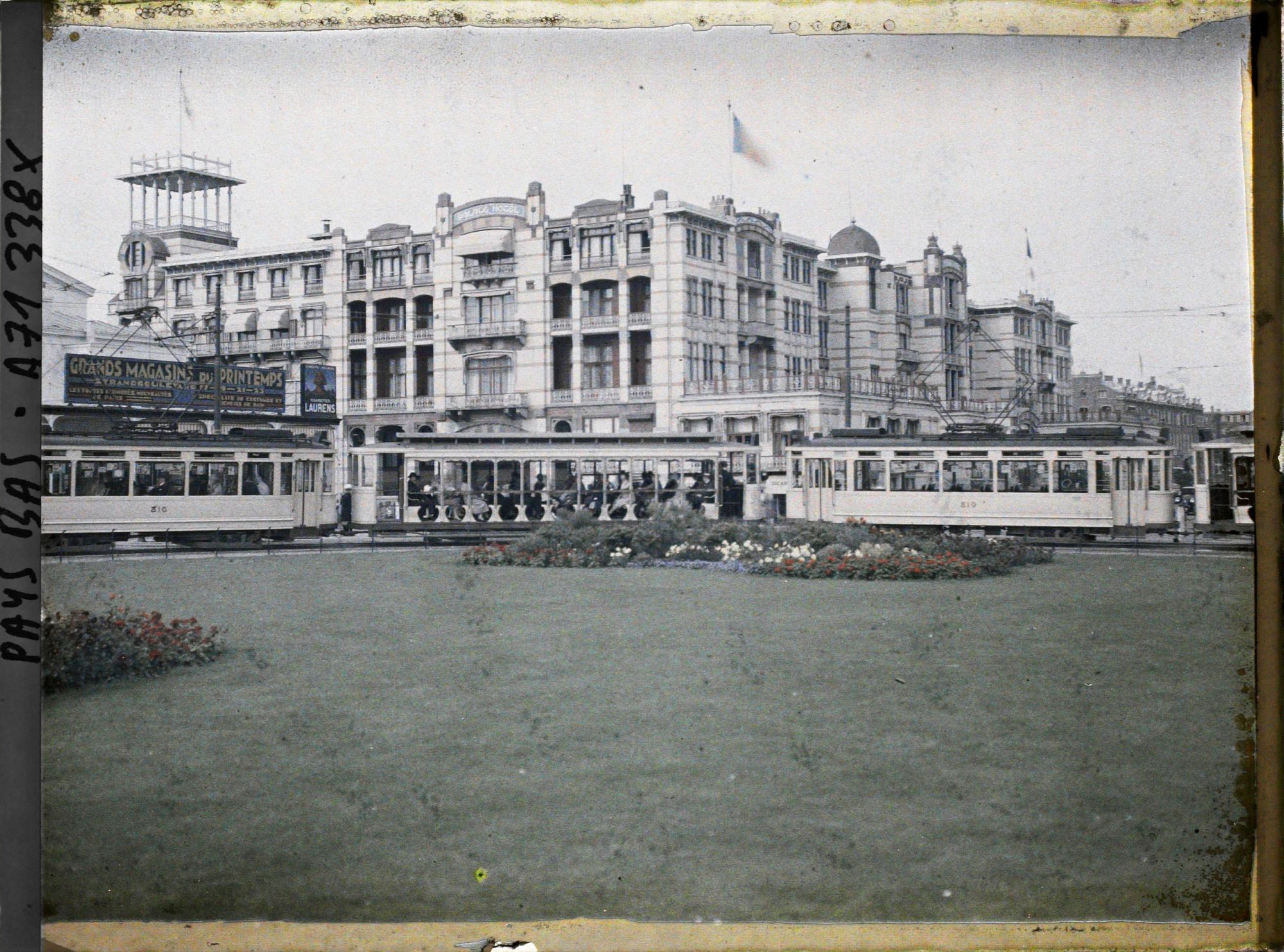 Image représentant La Grande Place avec à l'arrière-plan le Palace Hôtel