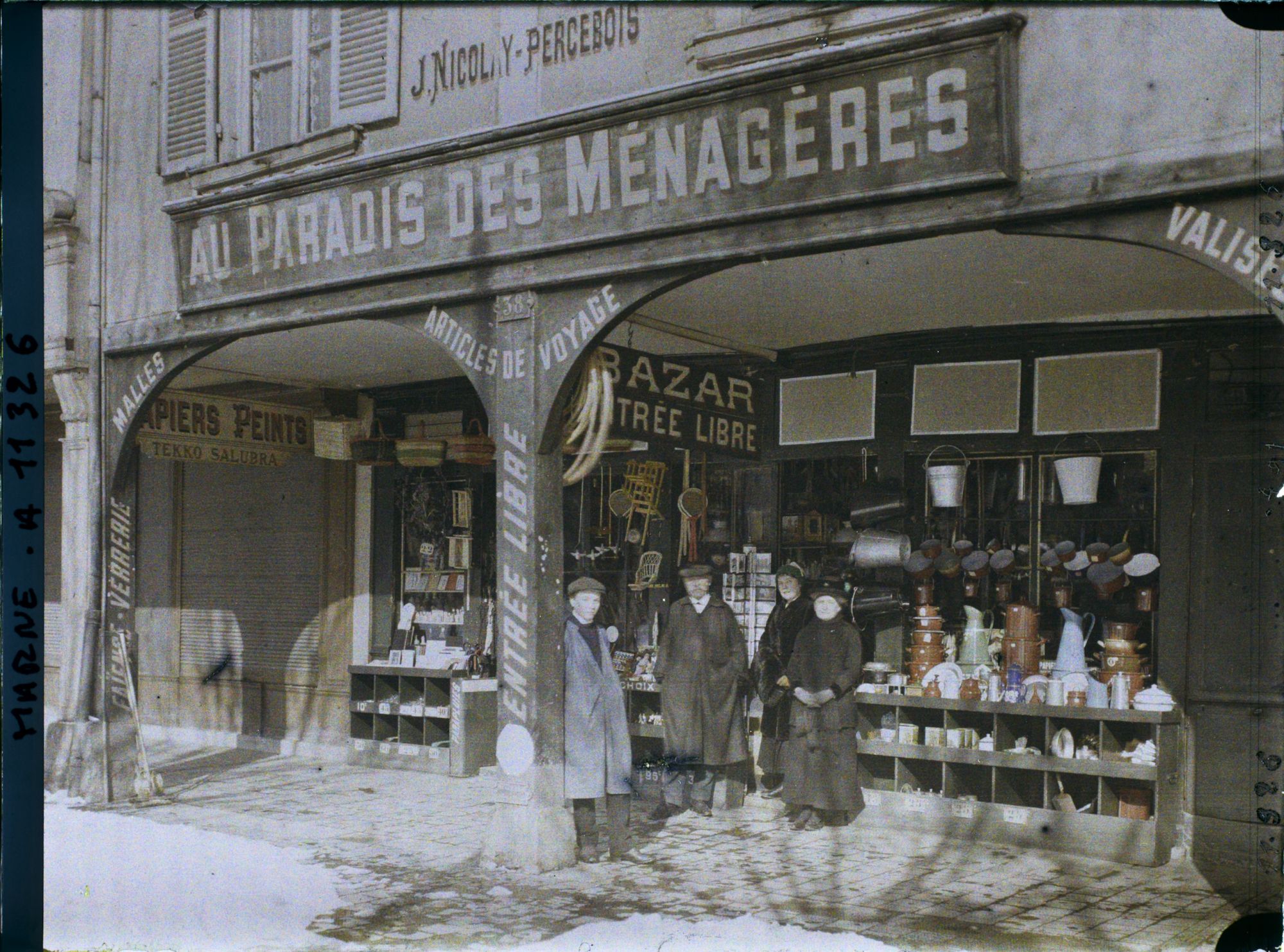 Image représentant Le bazar "Au paradis des ménagères", place Drouet-d'Erlon
