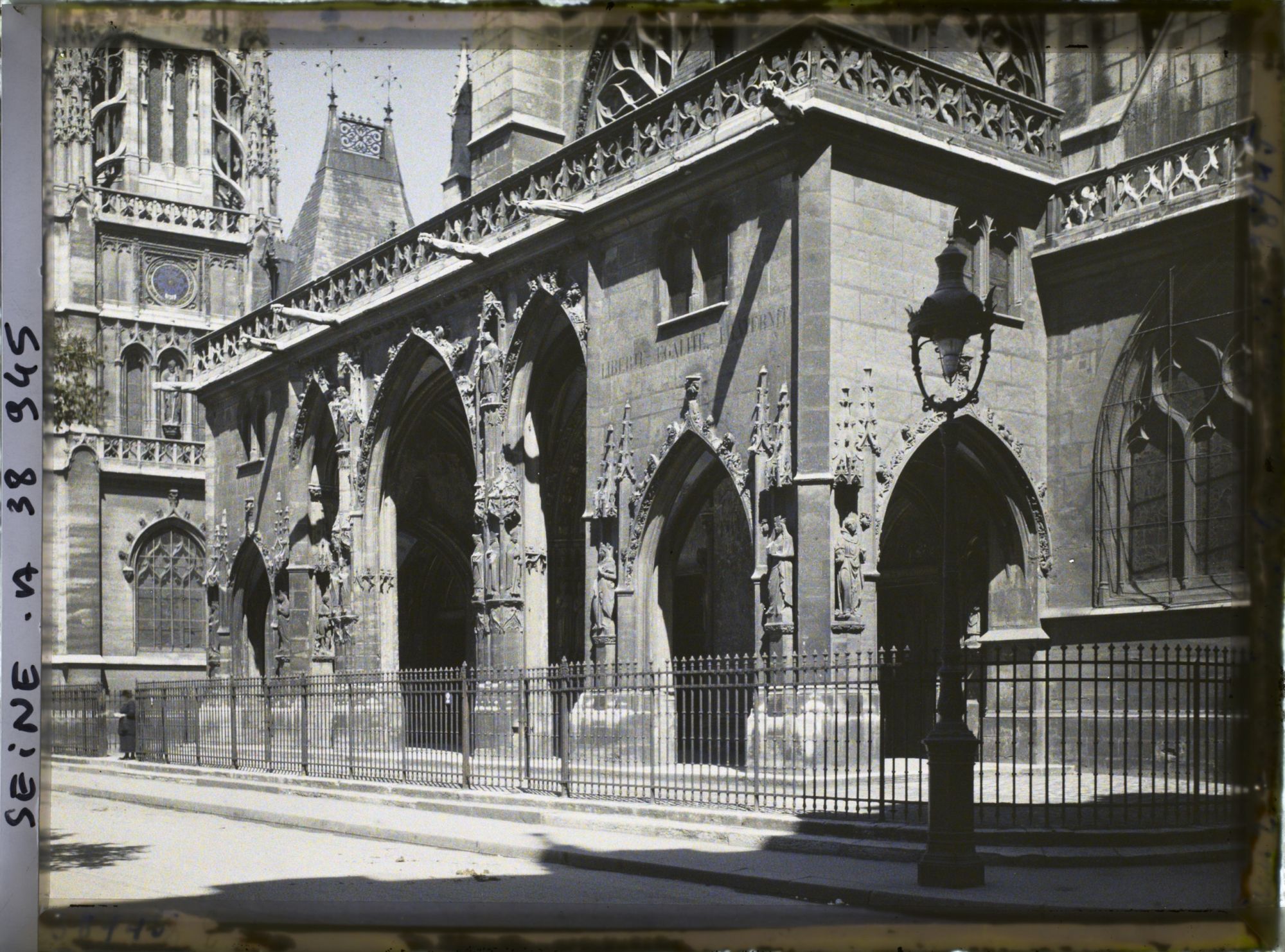 Image représentant Le porche d'entrée de l'église Saint-Germain-l'Auxerrois