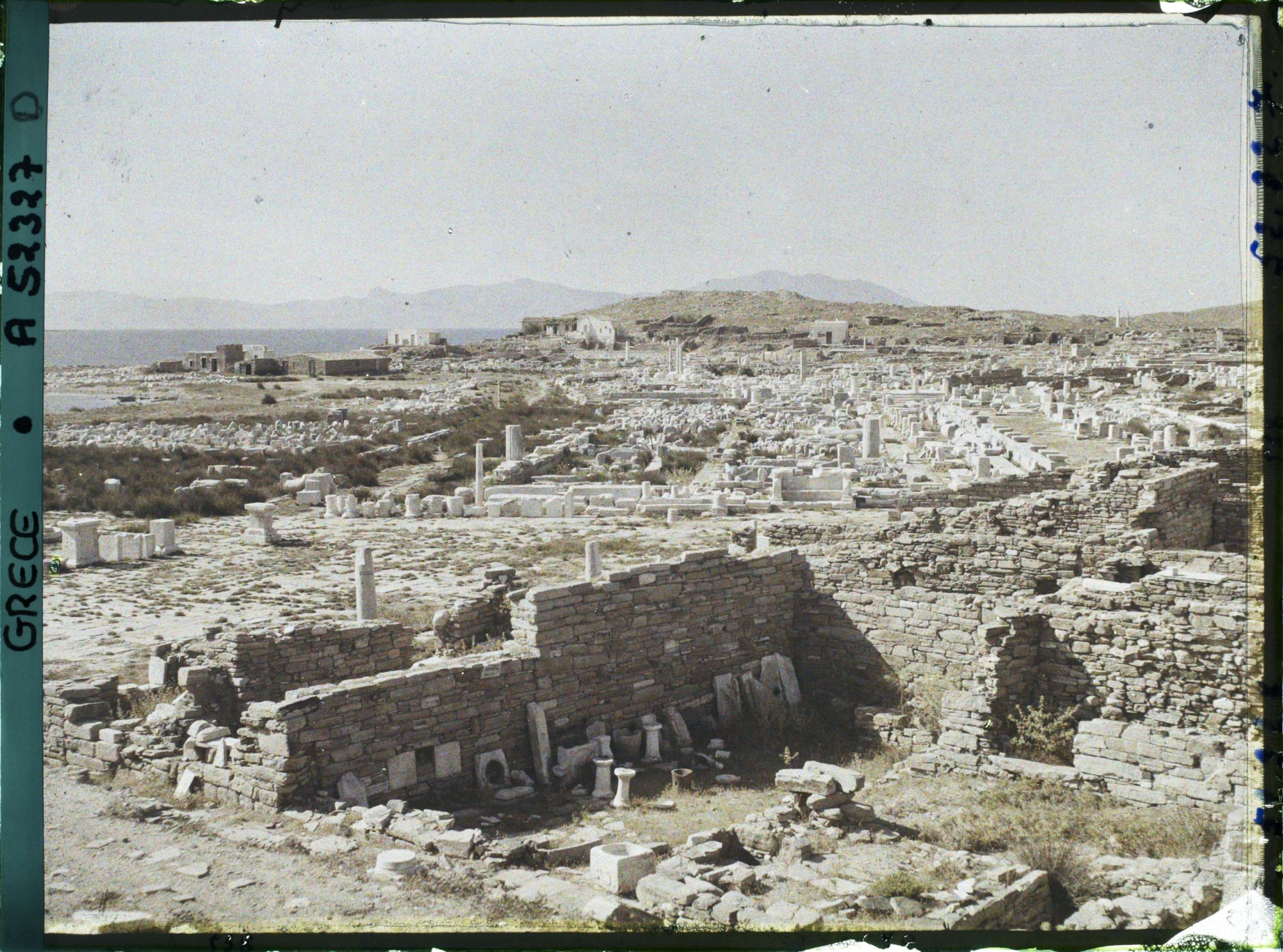 Image représentant Panorama sur la ville basse vers le nord, les quartiers du Hieron (sanctuaire) d'Apollon et plus loin, du Lac Sacré