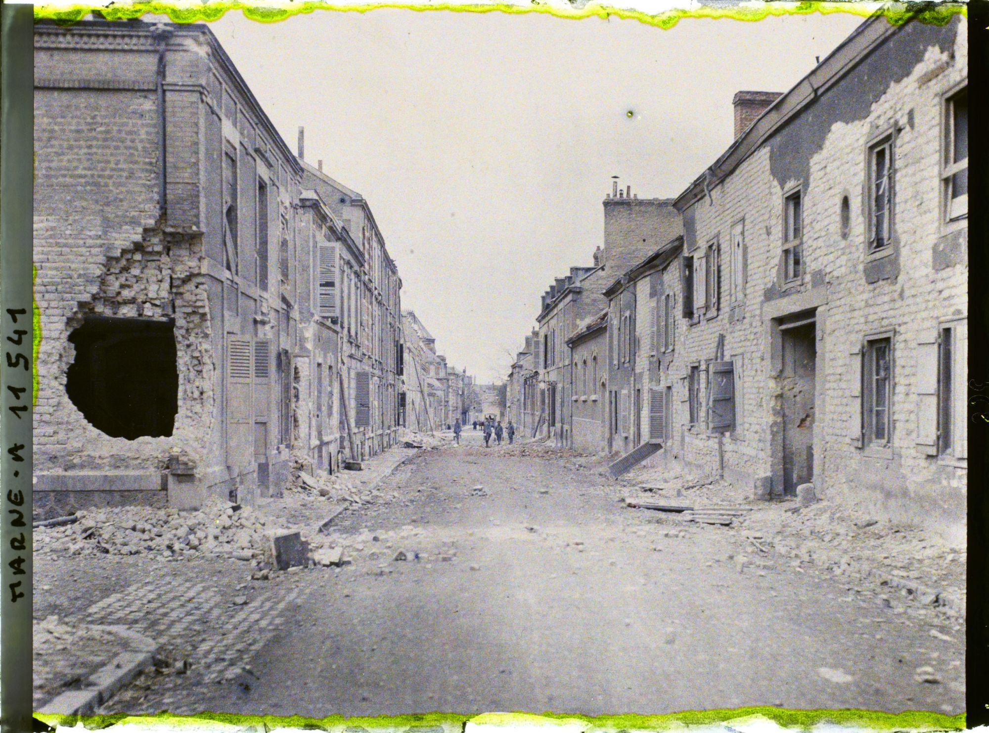 Image représentant La rue Saint-André (aujourd'hui rue Raymond-Guyot) après un bombardement