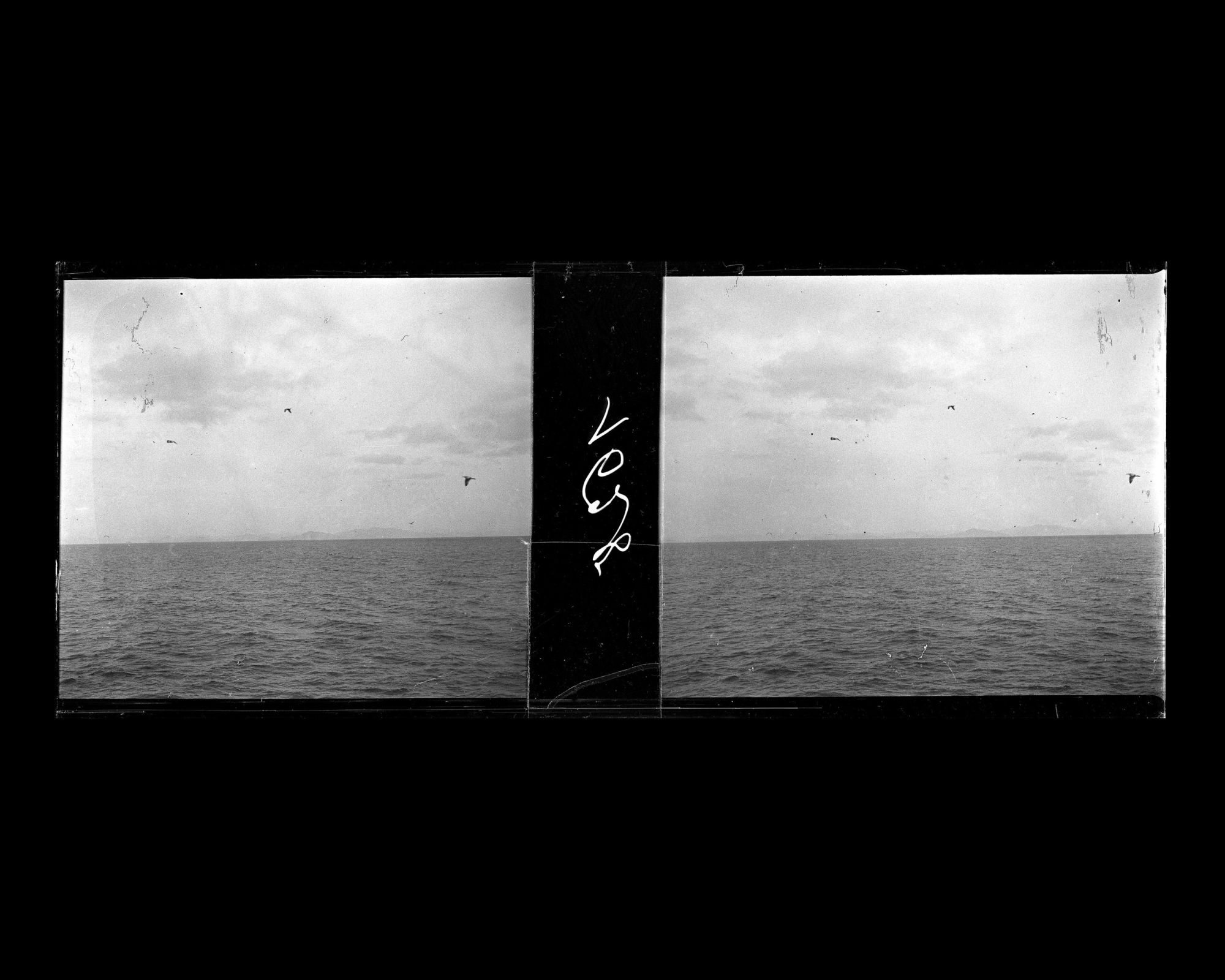 Image représentant La mer avec les iles à l'horizon