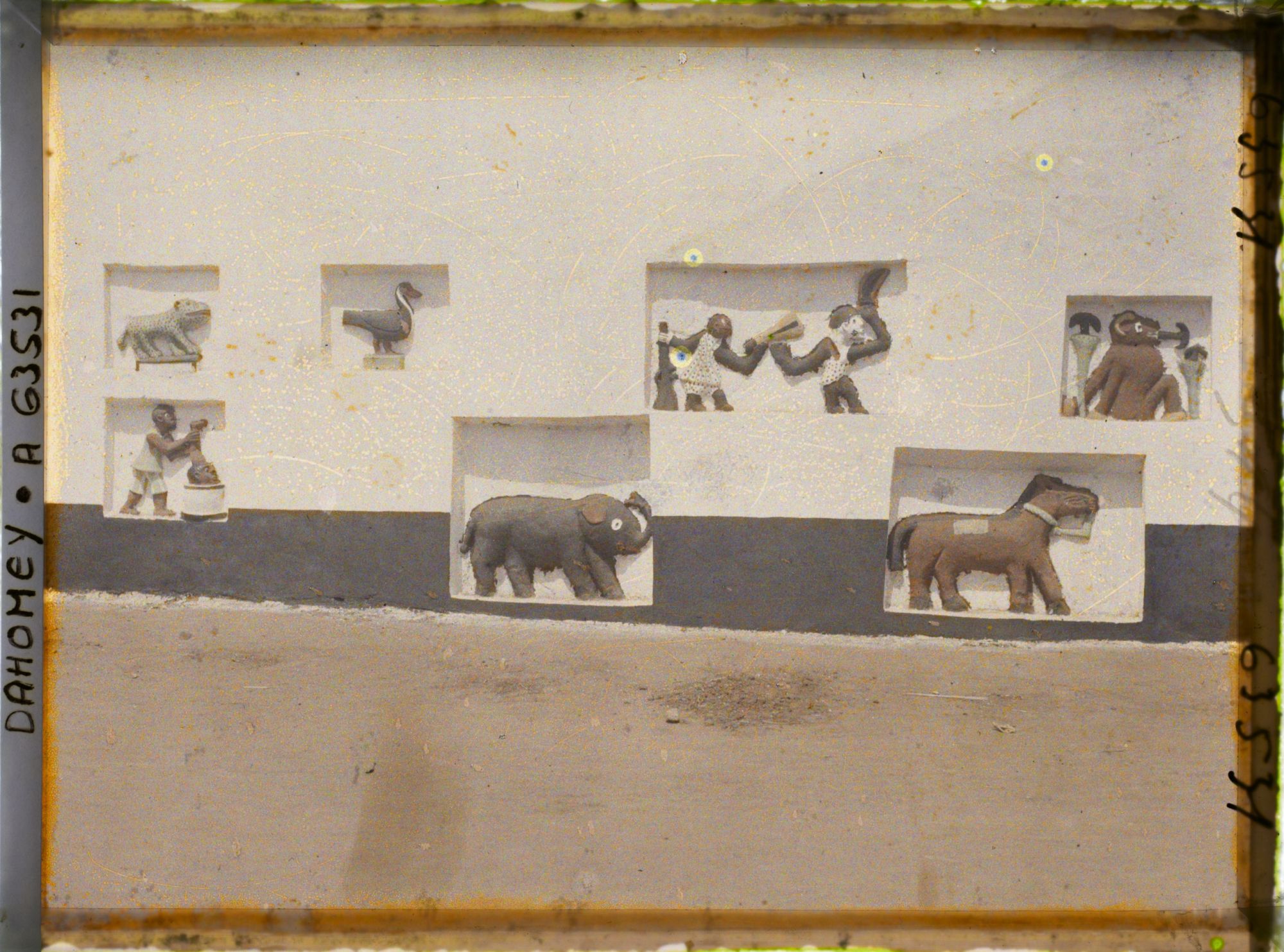 Image représentant Décor en relief du pignon sud-est de l'ajalala (salle de réception) du palais de  null Guézo