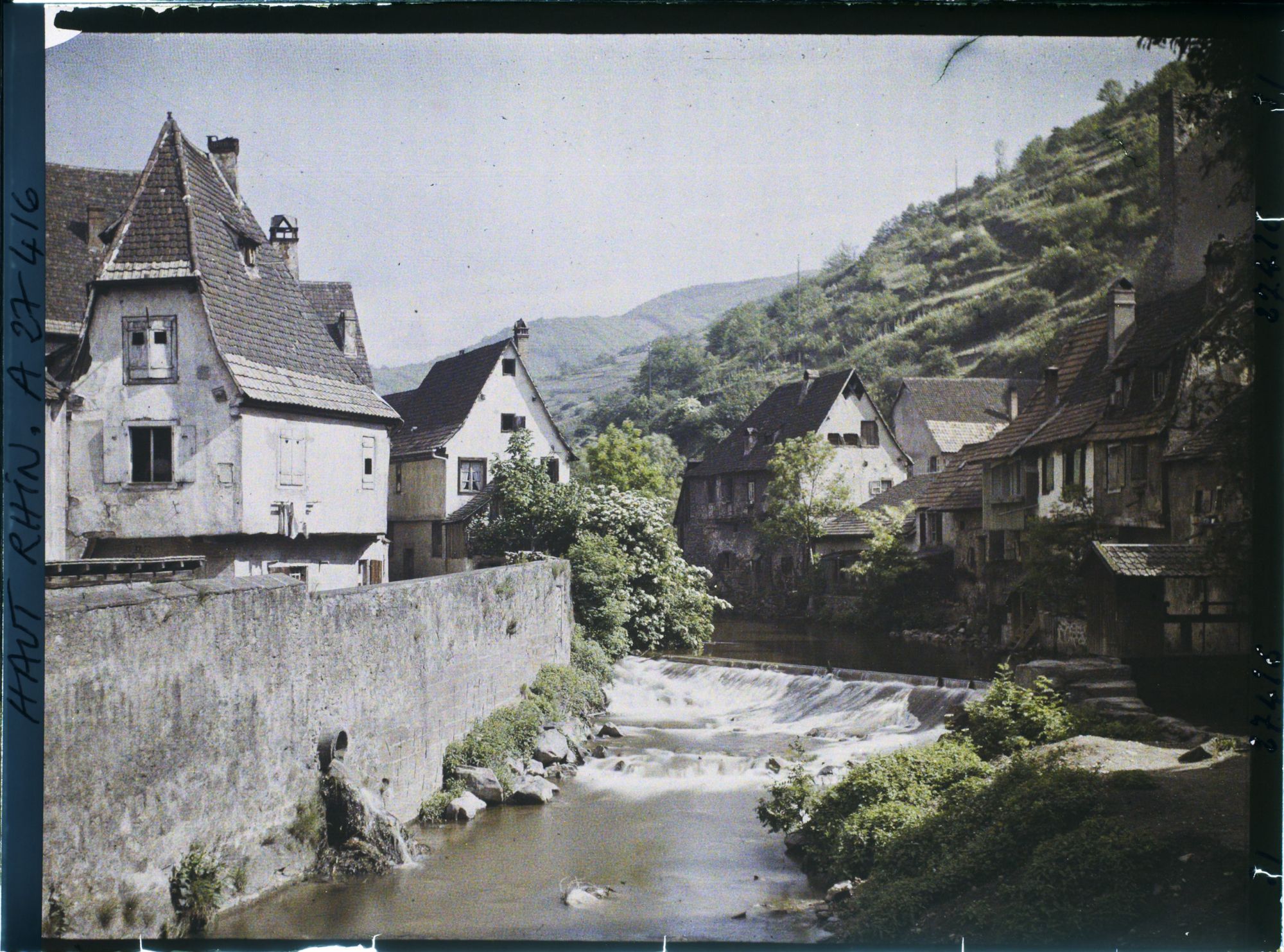 Image représentant France, Kaysersberg, Les bords de la Veiss vers l'amont pris du Pont