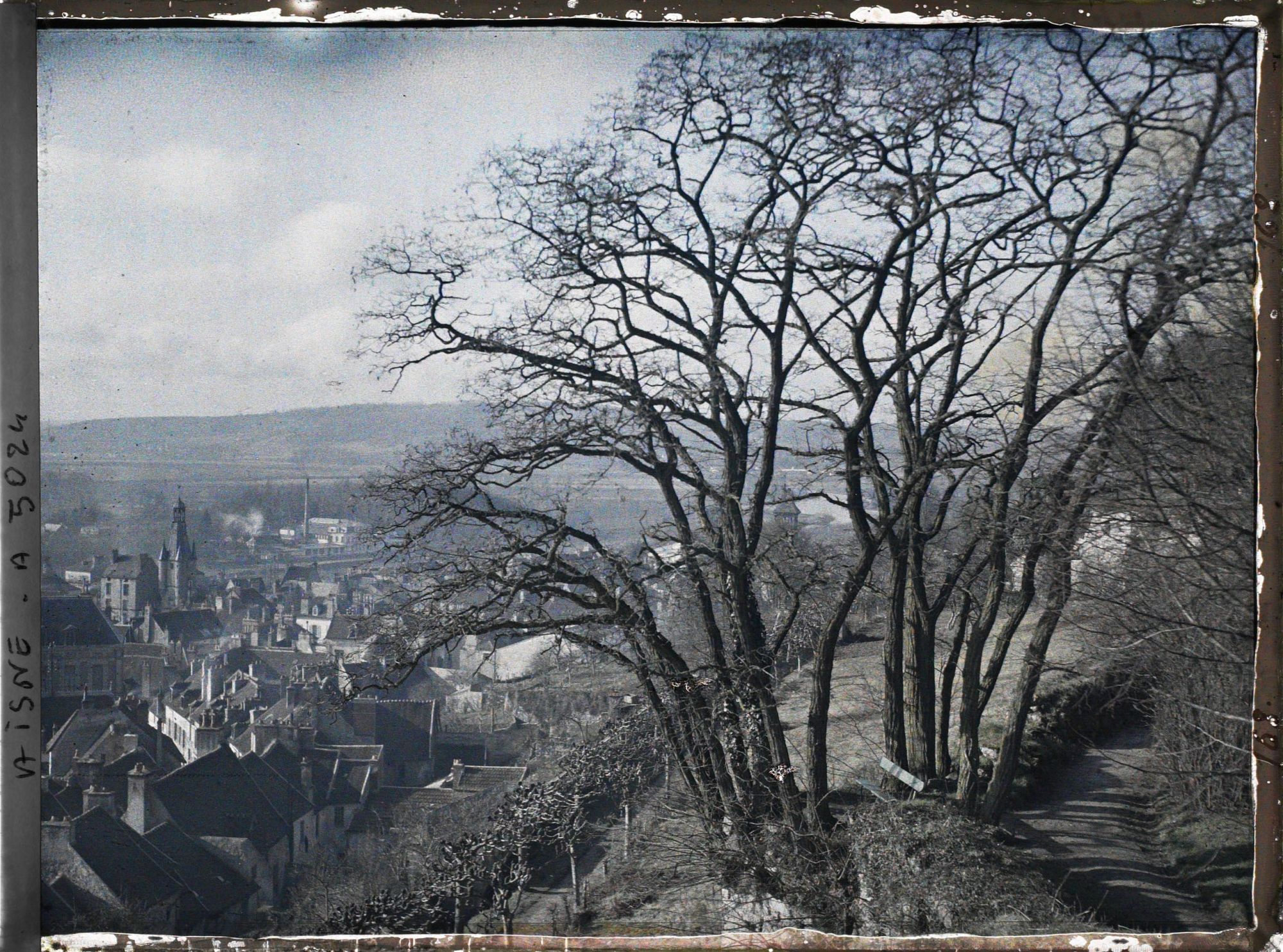 Image représentant La ville, l'ancien beffroi et la Marne vus de la porte Saint-Jean