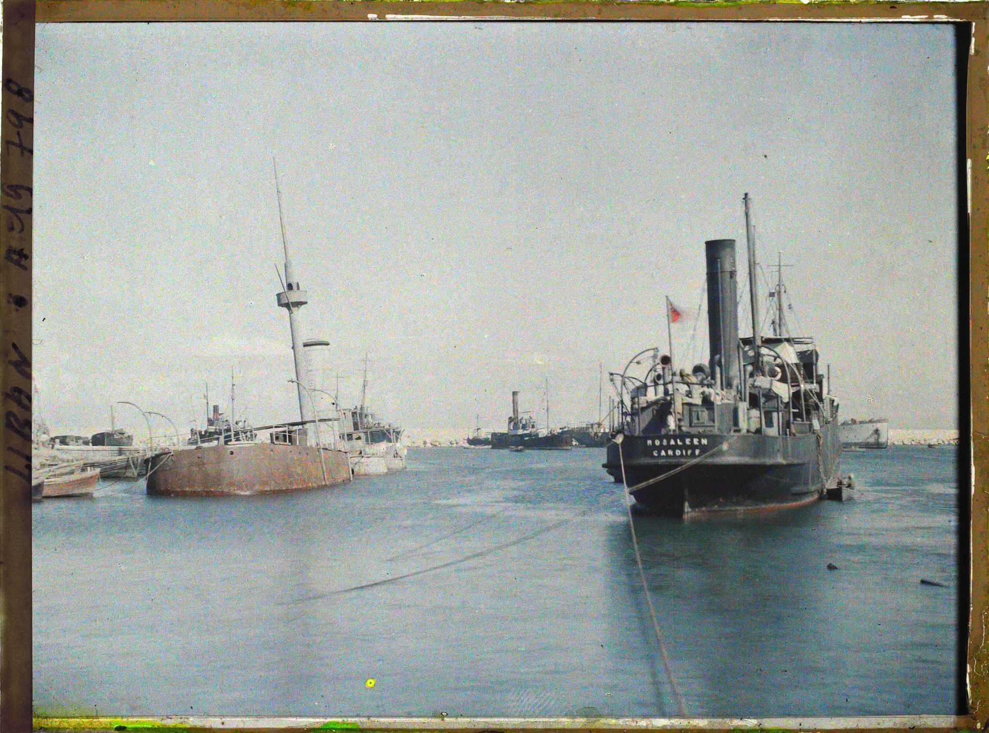 Image représentant Plusieurs navires au port