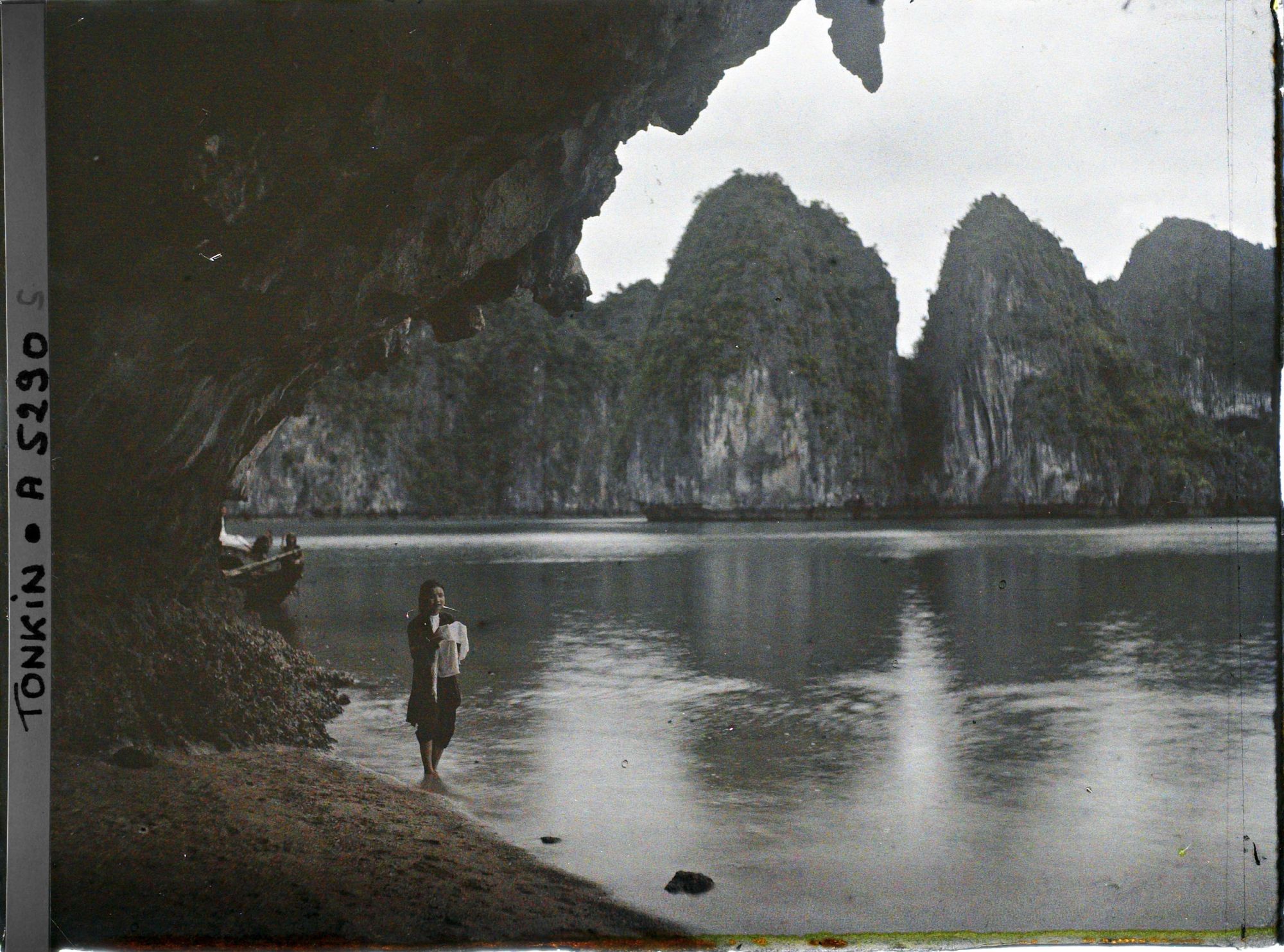 Image représentant Une jeune fille se coiffant au bord de l'eau dans le Cirque de la Surprise