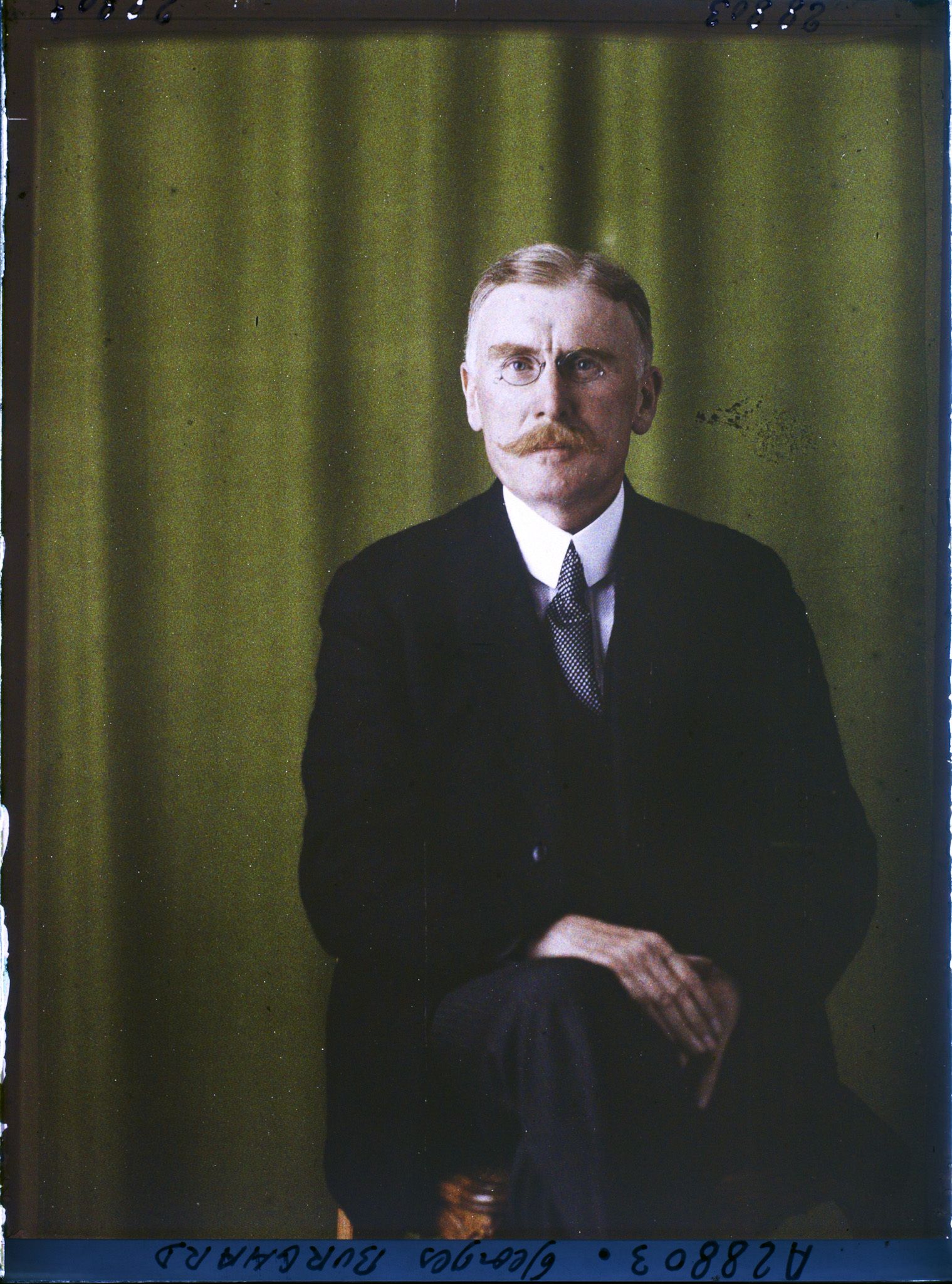 Image représentant Monsieur  https://musee-albert-kahn.s-museum.fr/home/NWQ2OTAwYzNmYjZlZTk1ZWQwODJmMjY4L2dlbmVyaWMtbm90aWNlLXRhYi9hdXRob3JpdHkvNjE3YTc5ZjVjZjhiODk2OGIzMzM3ZDIx/5d6900c3fb6ee95ed082f268/generic-notice-tab/authority/617a79ebcf8b8968b33369a6 Georges Burghard