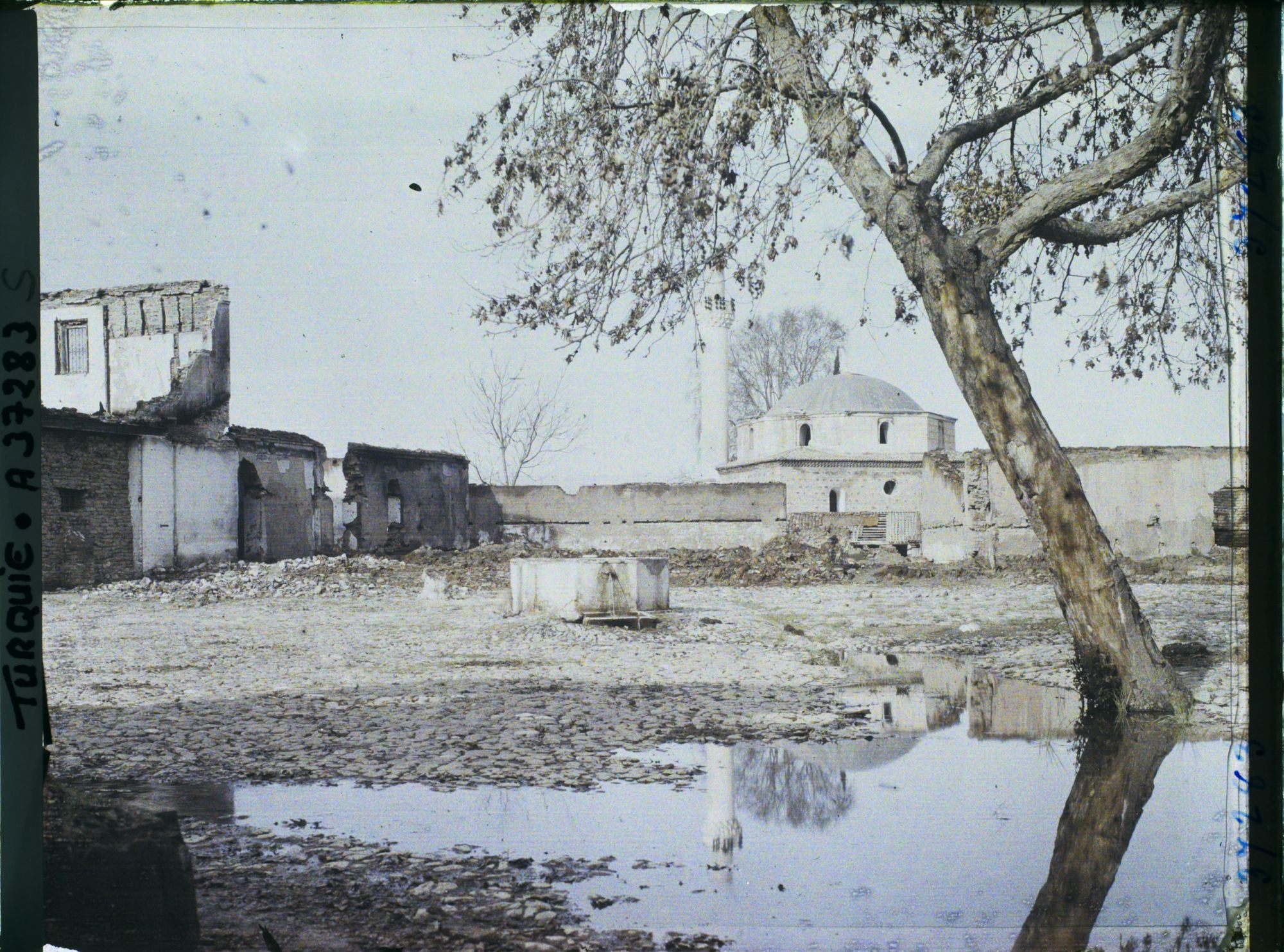 Image représentant Turquie, Cassaba, Ruines d'un Khan; au fond, la Mosquée du Bazar
