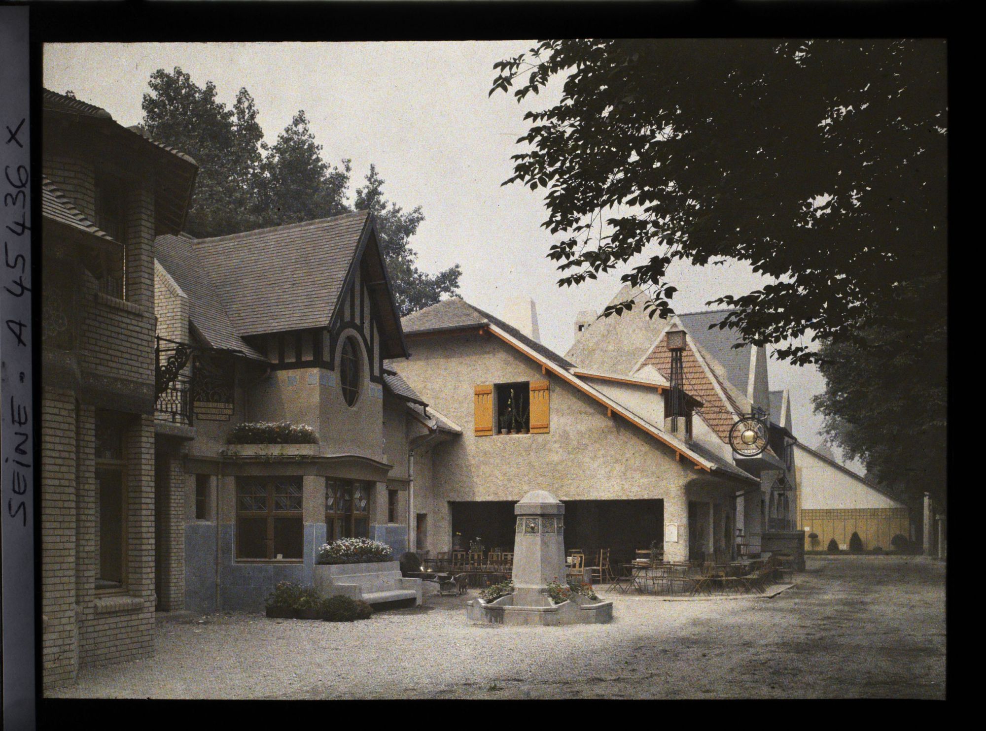 Image représentant L'Exposition des arts décoratifs, Le Village français, sous la direction de Charles Genuys, Maison bourgeoise