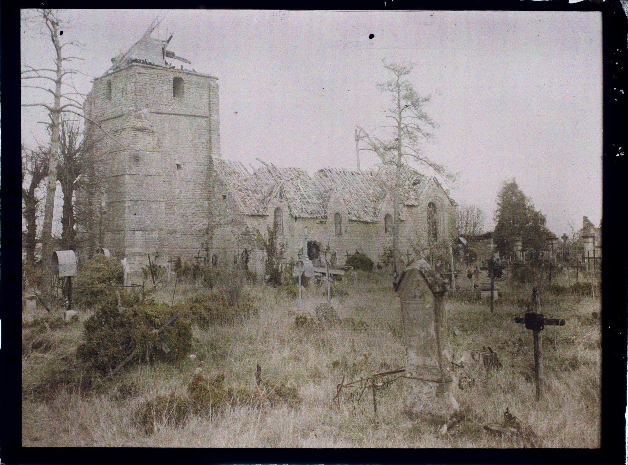 Image représentant France, Orvillers Sorel, Guerre : La même Eglise prise du Sud, avec vue S/le Cimetière