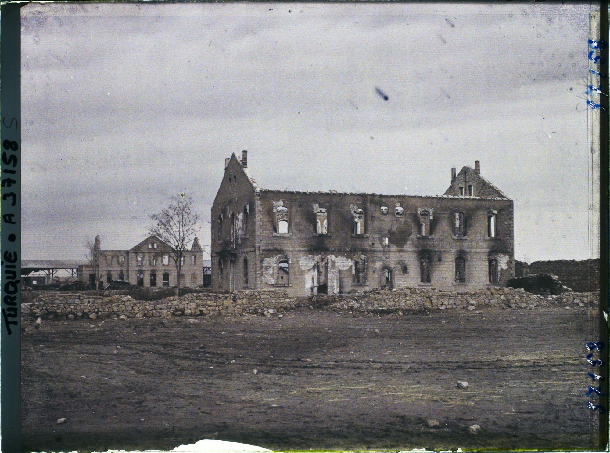 Image représentant Turquie, Afion-Kara-Hissar, Grand Hôtel de la Gare incendié