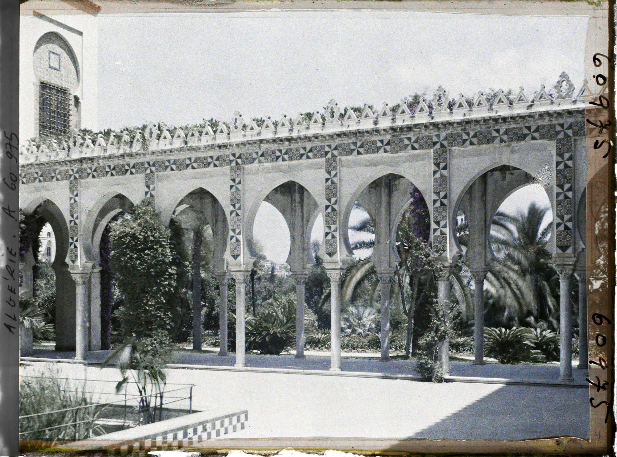 Image représentant Une galerie à arcades dans le palais d'été du Gouverneur