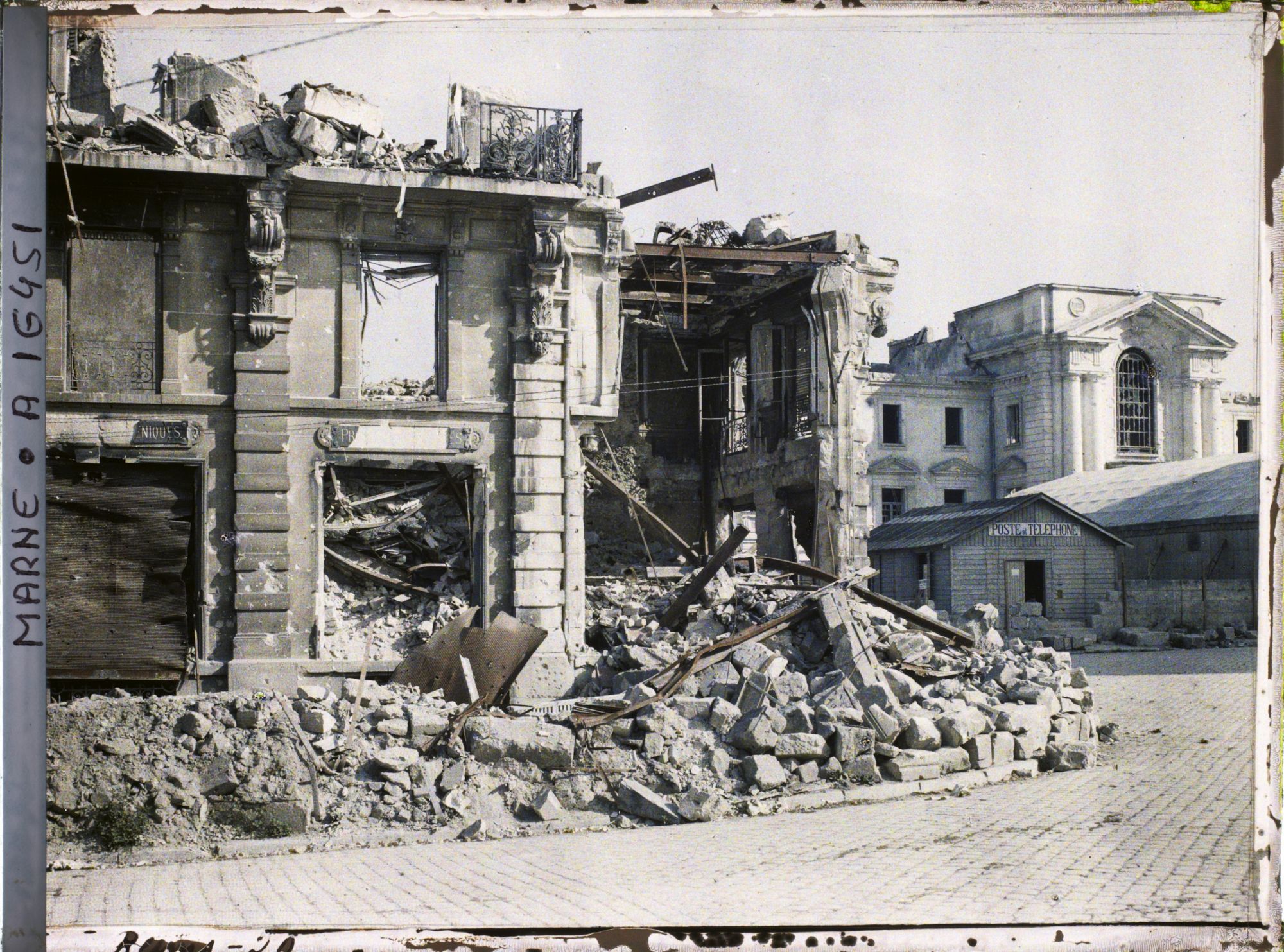 Image représentant France, Reims, La Place de la Cathédrale & le Bau de Poste, au fond, le Palais de Justice