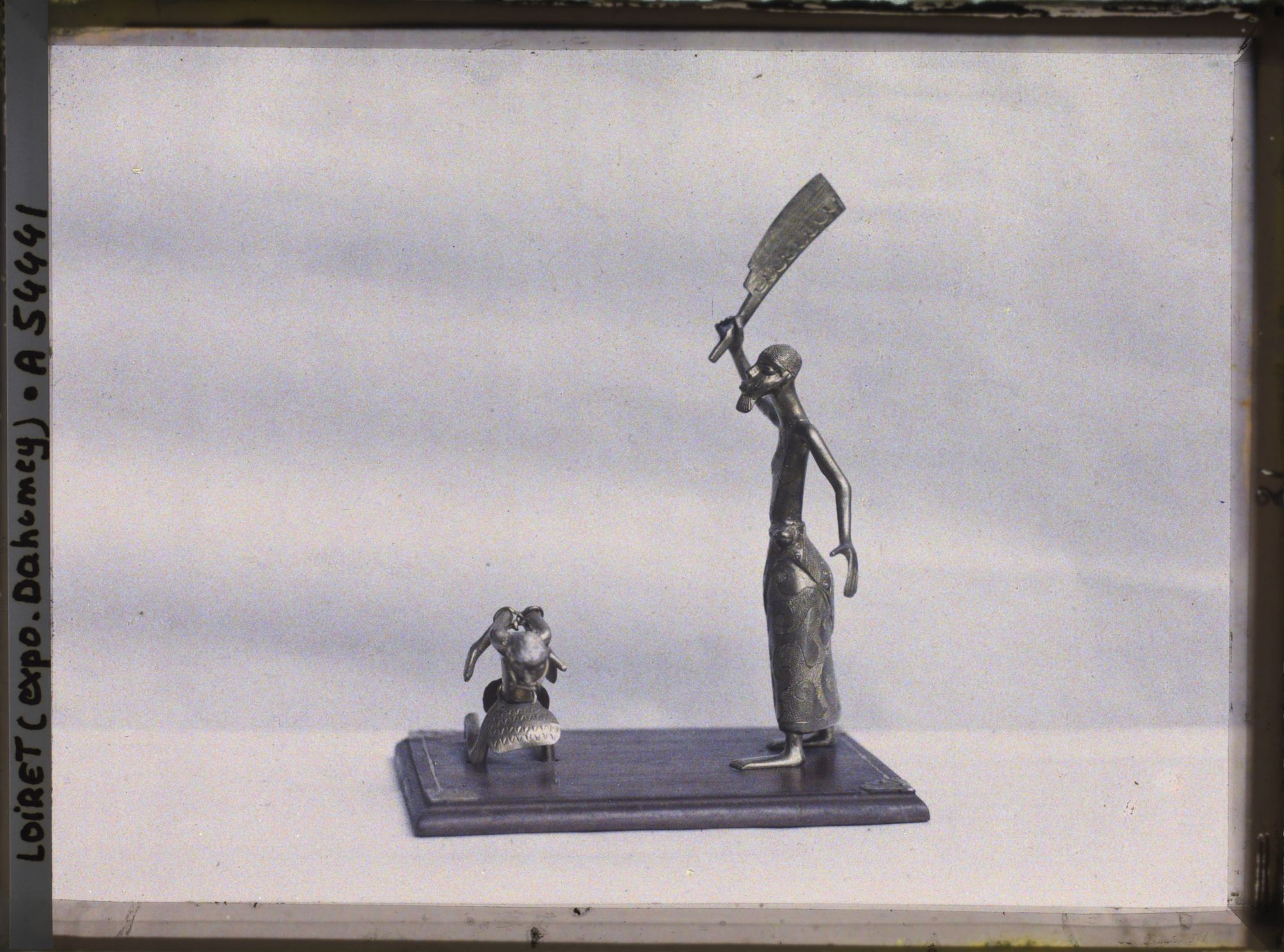 Image représentant Exposition d'art africain, figurine de bourreau et victime (?)