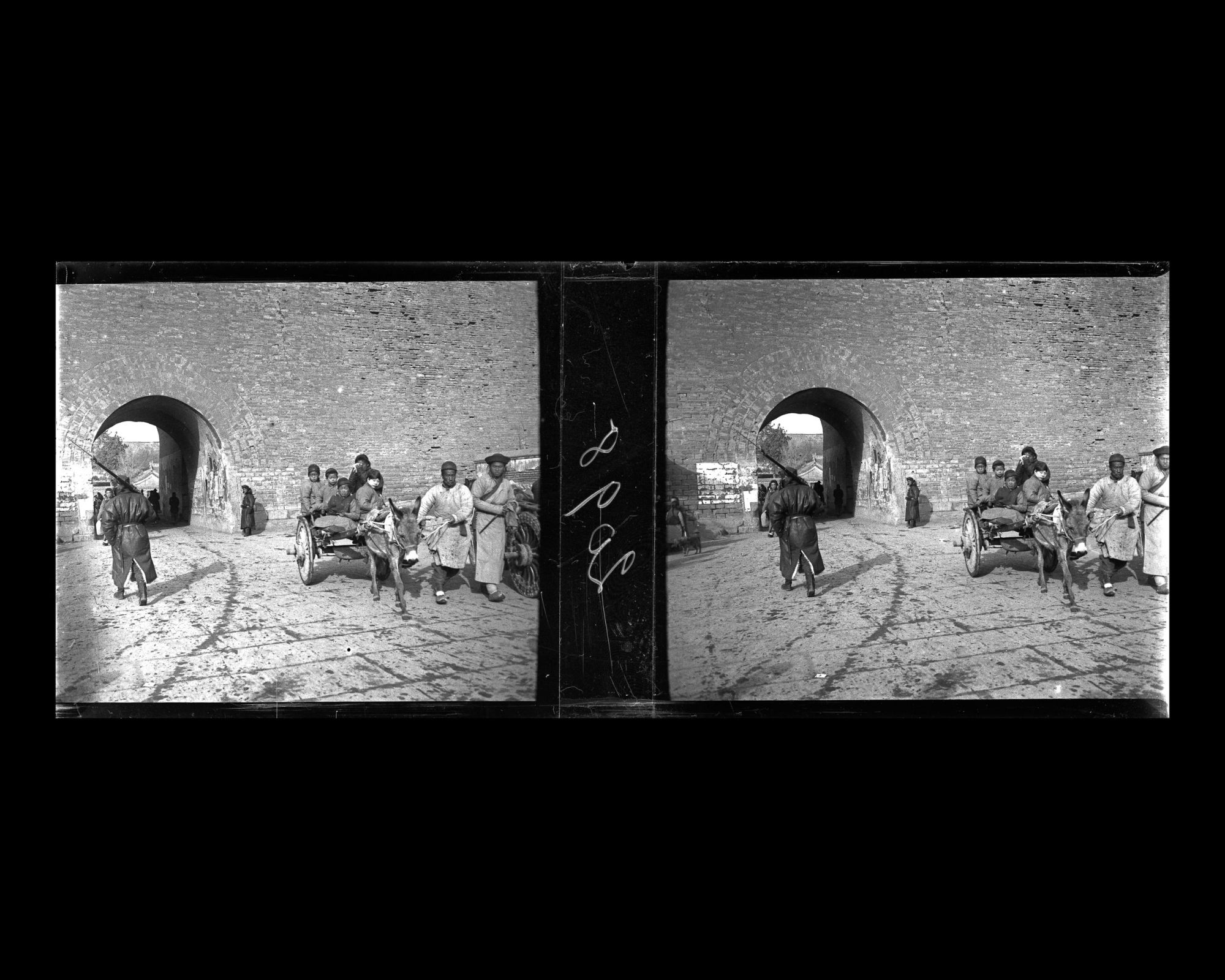 Image représentant Scène de rue à l'entrée du bastion (wengcheng) de Xizhimen ("porte Droite de l'Ouest")