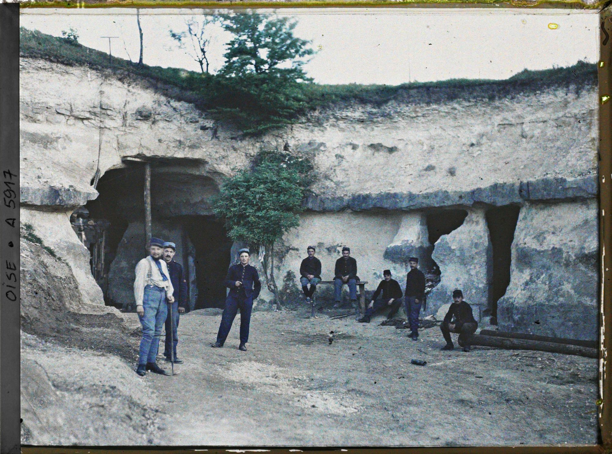 Image représentant Les carrières de Saint-Claude servant d'abri aux hommes des Batteries