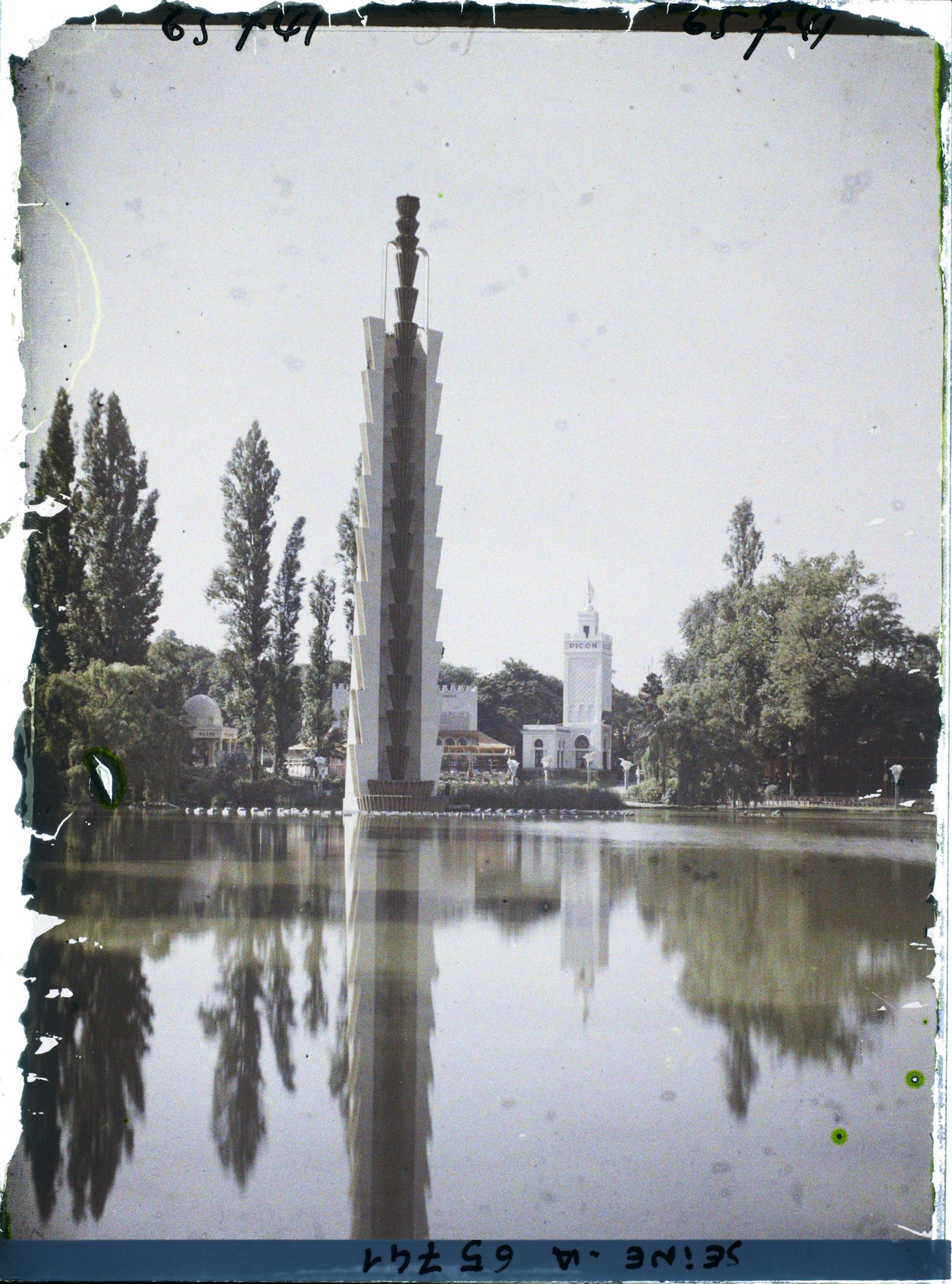 Image représentant L'Exposition Coloniale Internationale de 1931, le Grand Signal, fontaine lumineuse haute de 50 mètres sur le lac Daumesnil