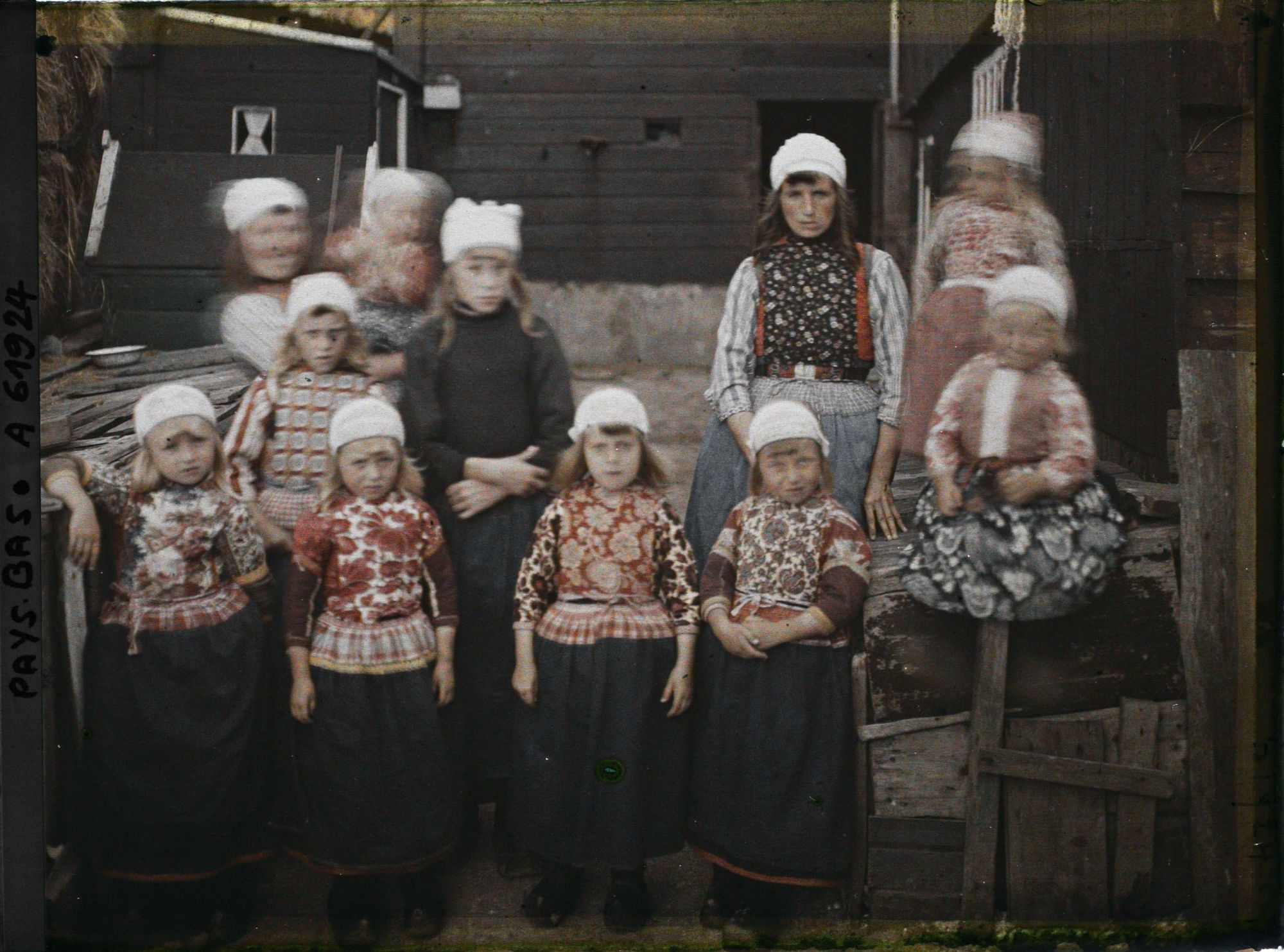 Image représentant Femme et jeunes filles en costume de l'île