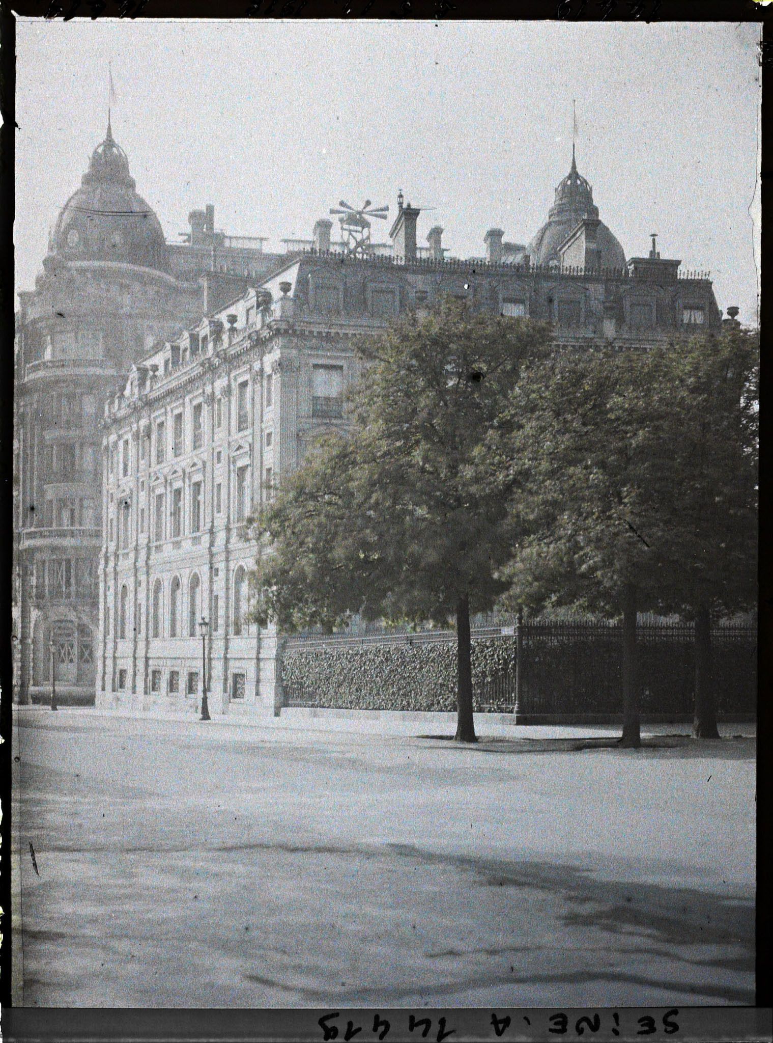 Image représentant Sirène sur le toit d'un pavillon des Maréchaux place de l'Etoile (avenue des Champs-Elysées)