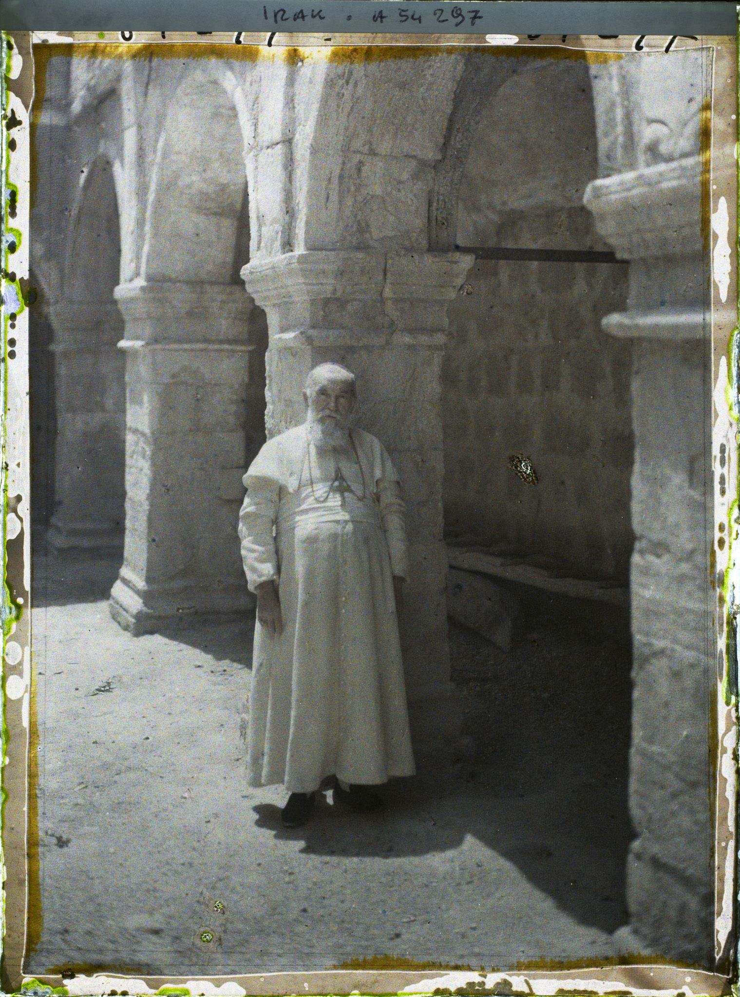 Image représentant Monseigneur Berré (1857-1929), dominicain archevêque de Bagdad, posant dans le cloître du couvent