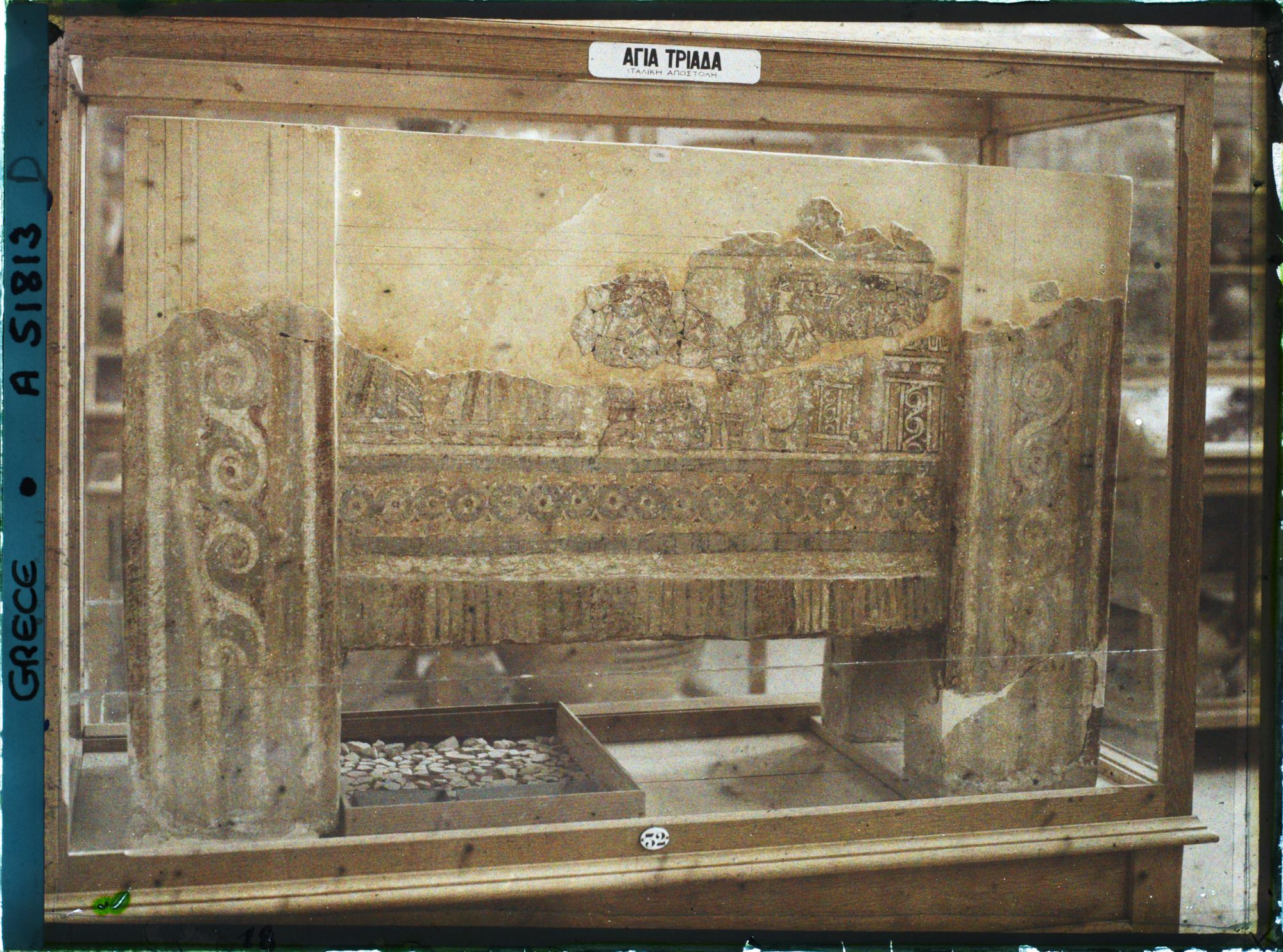 Image représentant Musée archéologique - Sarcophage provenant du site de Haghia Triada (vue de l'autre côté que les deux précédentes vues)