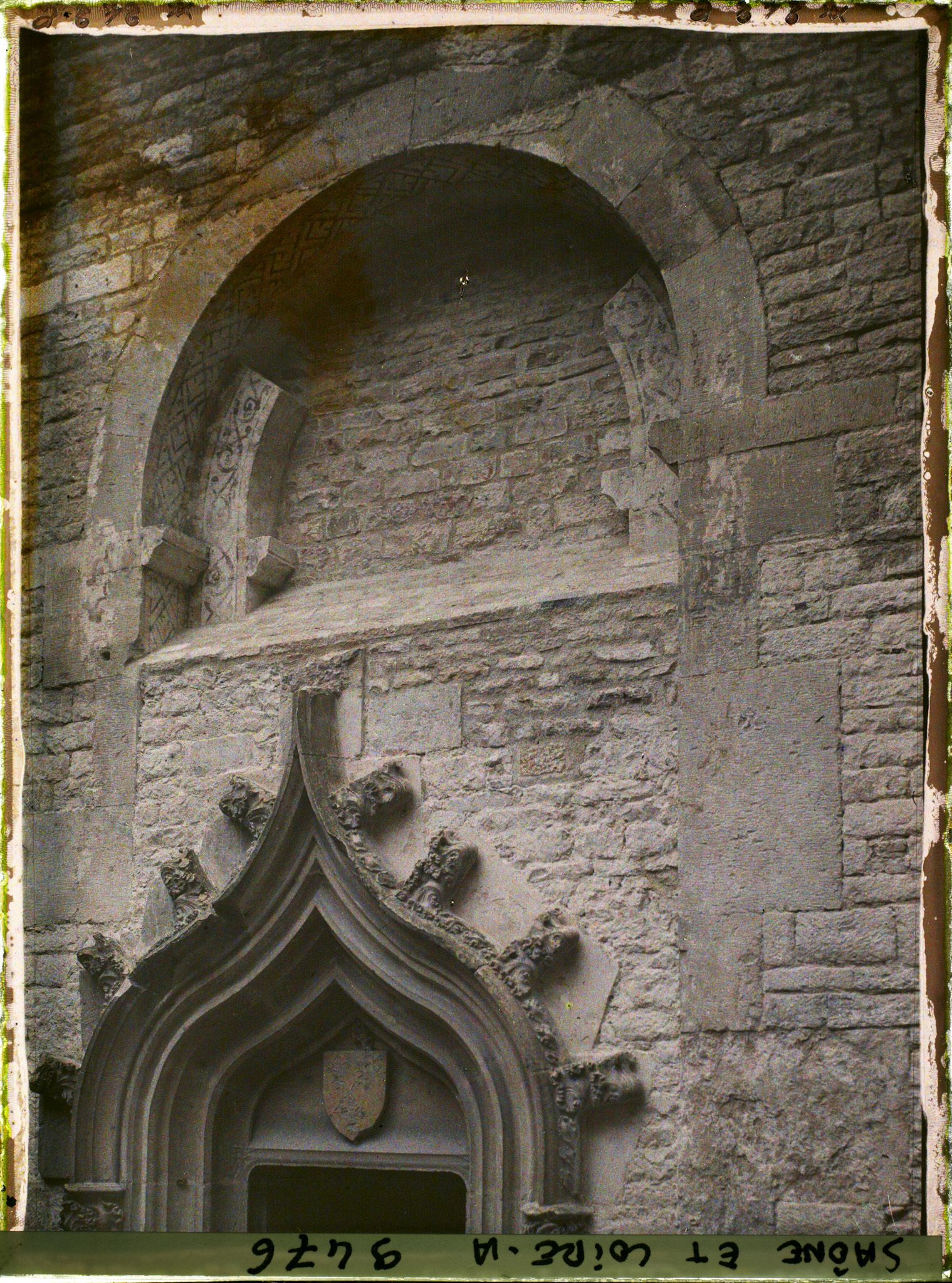 Image représentant Abbaye de Cluny, la porte d'entrée de la chapelle Jean de Bourbon surmontée d'un arc roman