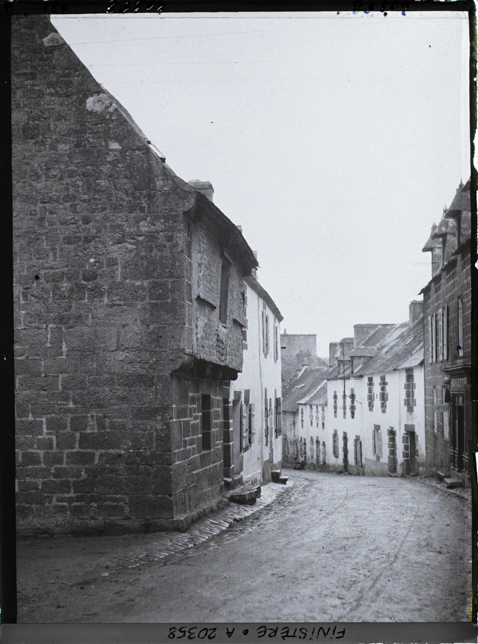 Image représentant Une rue, avec au premier plan une maison du XVIIe siècle
