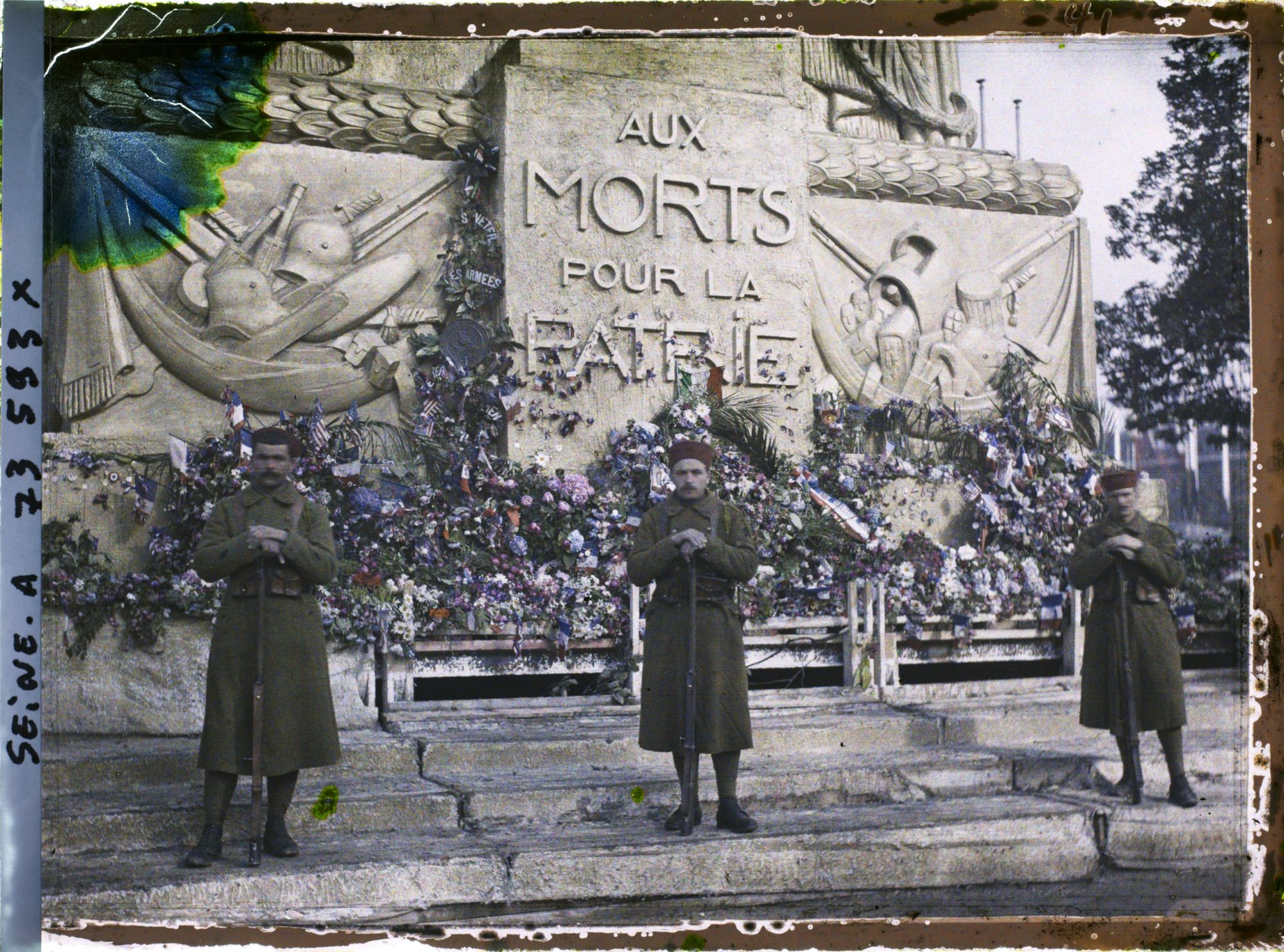 Image représentant Soldats de l'Armée coloniale aux pieds du Cénotaphe dedié aux morts pour la patrie place de l'Etoil