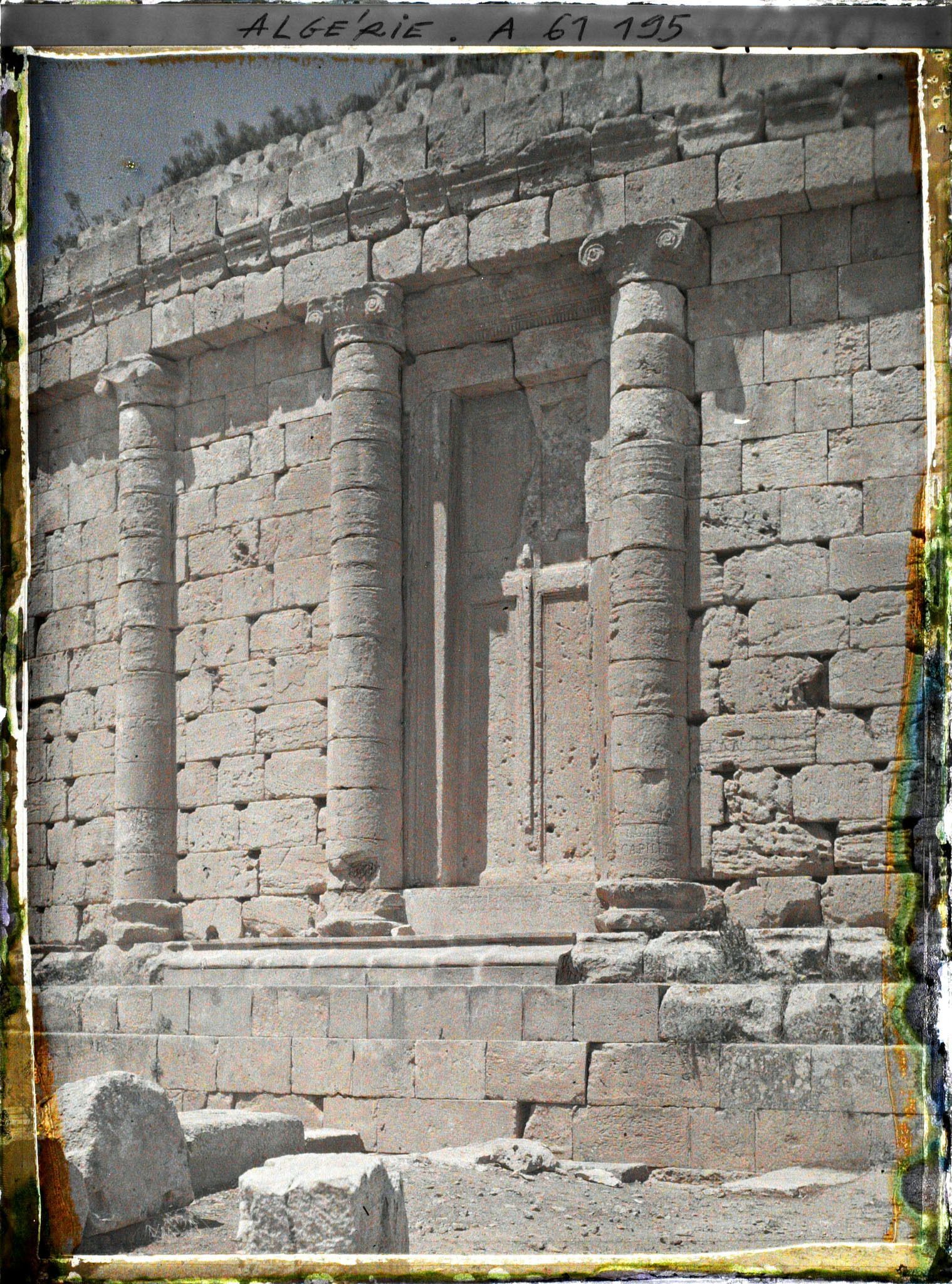 Image représentant Une fausse porte sur la façade Est du tombeau de la Chrétienne