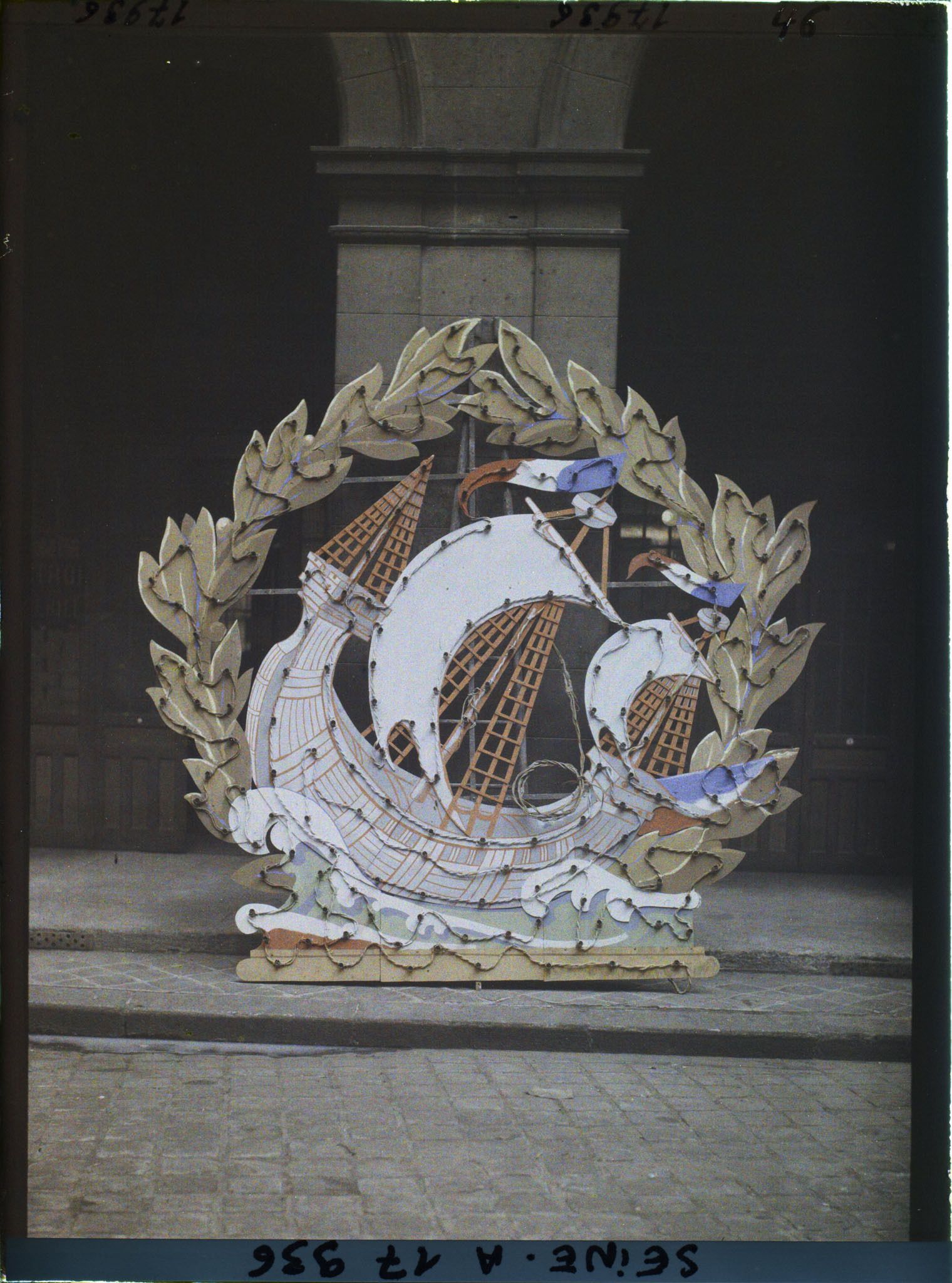 Image représentant L'emblème de Paris, élément de décoration pour les fêtes de la Victoire des 13 et 14 juillet 1919