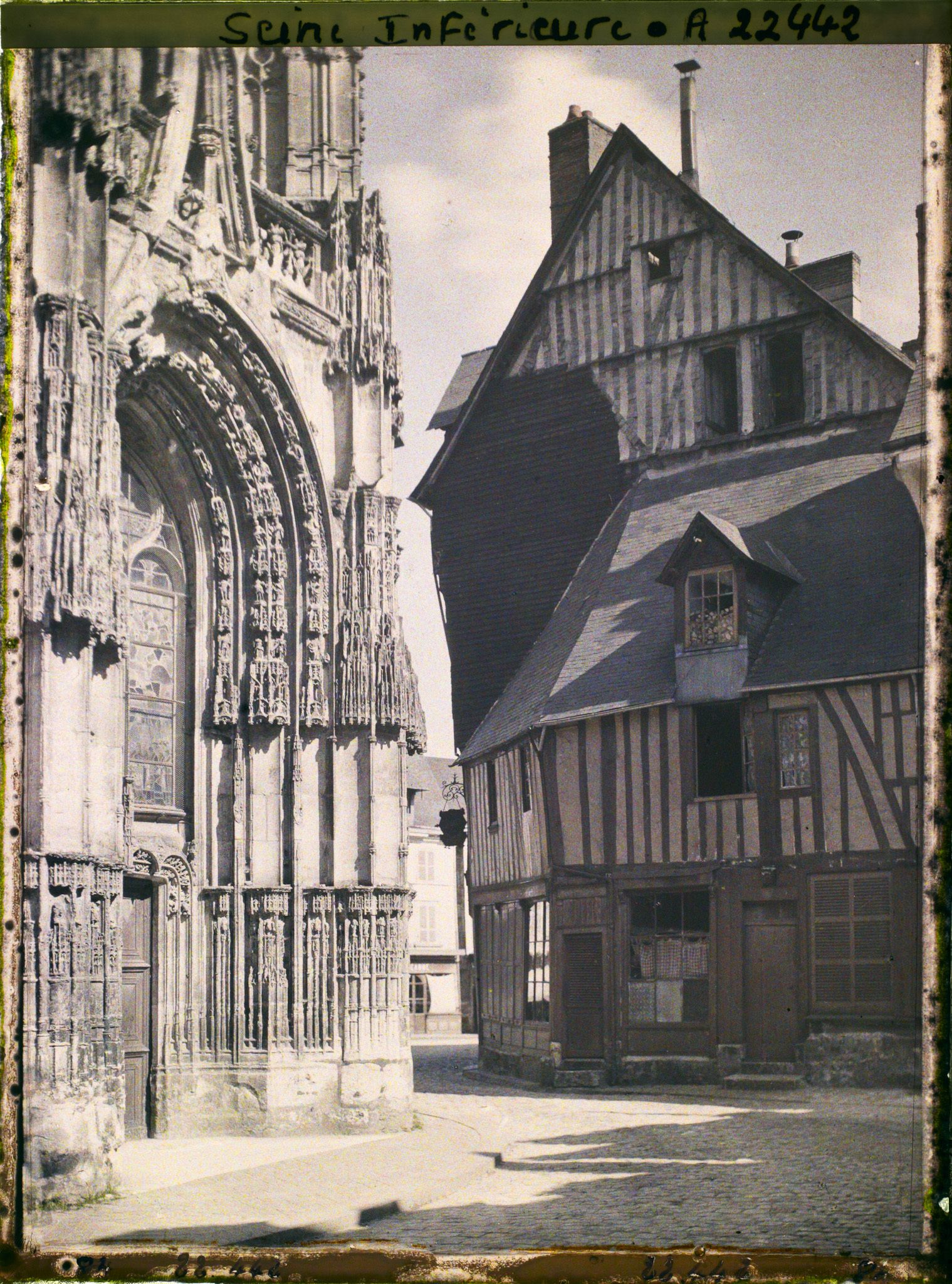 Image représentant Un coin de la place de l'église Notre-Dame de Caudebec-en-Caux