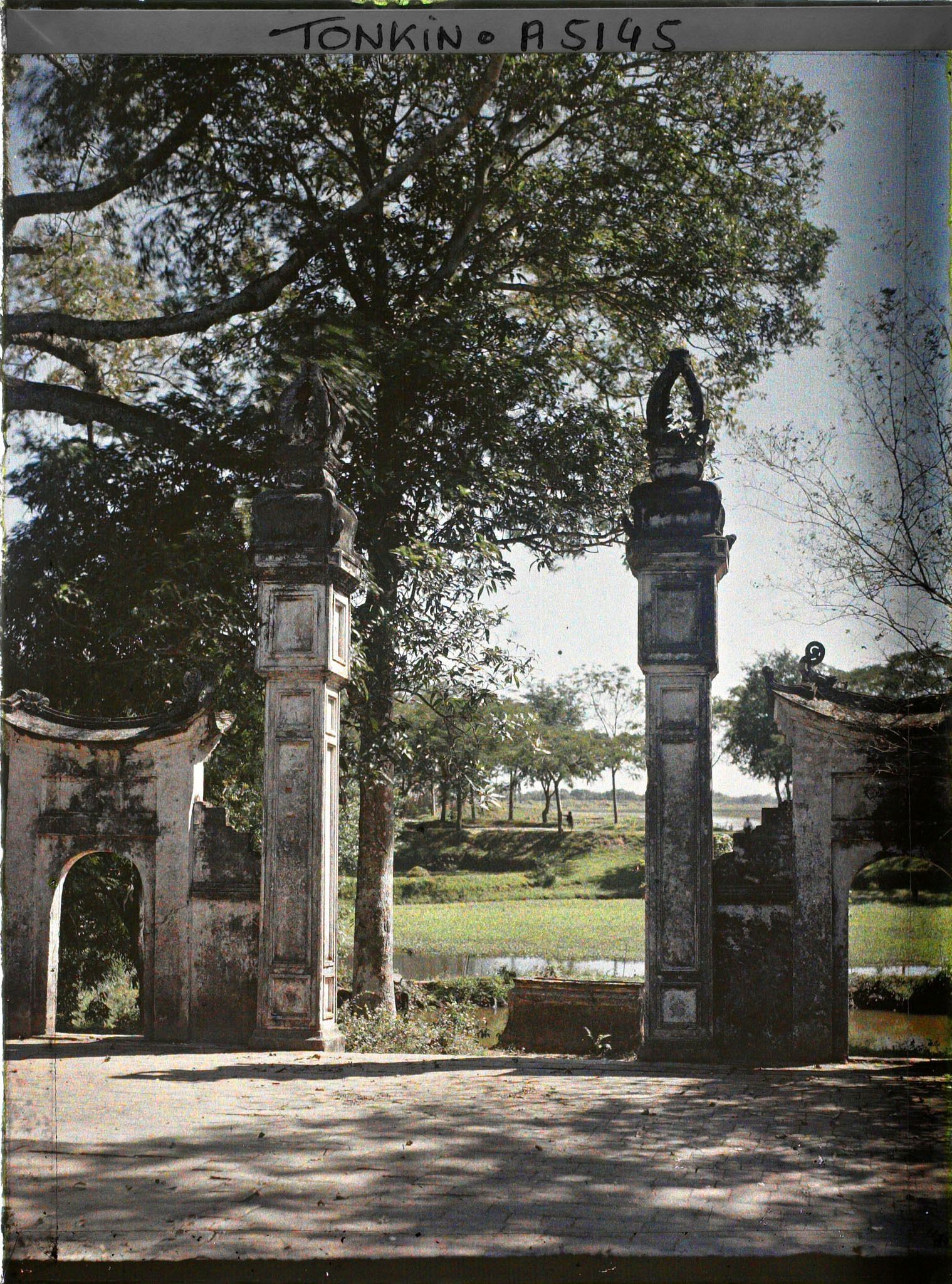 Image représentant Depuis la cour intérieure de la pagode du " Pont de papier " (?)