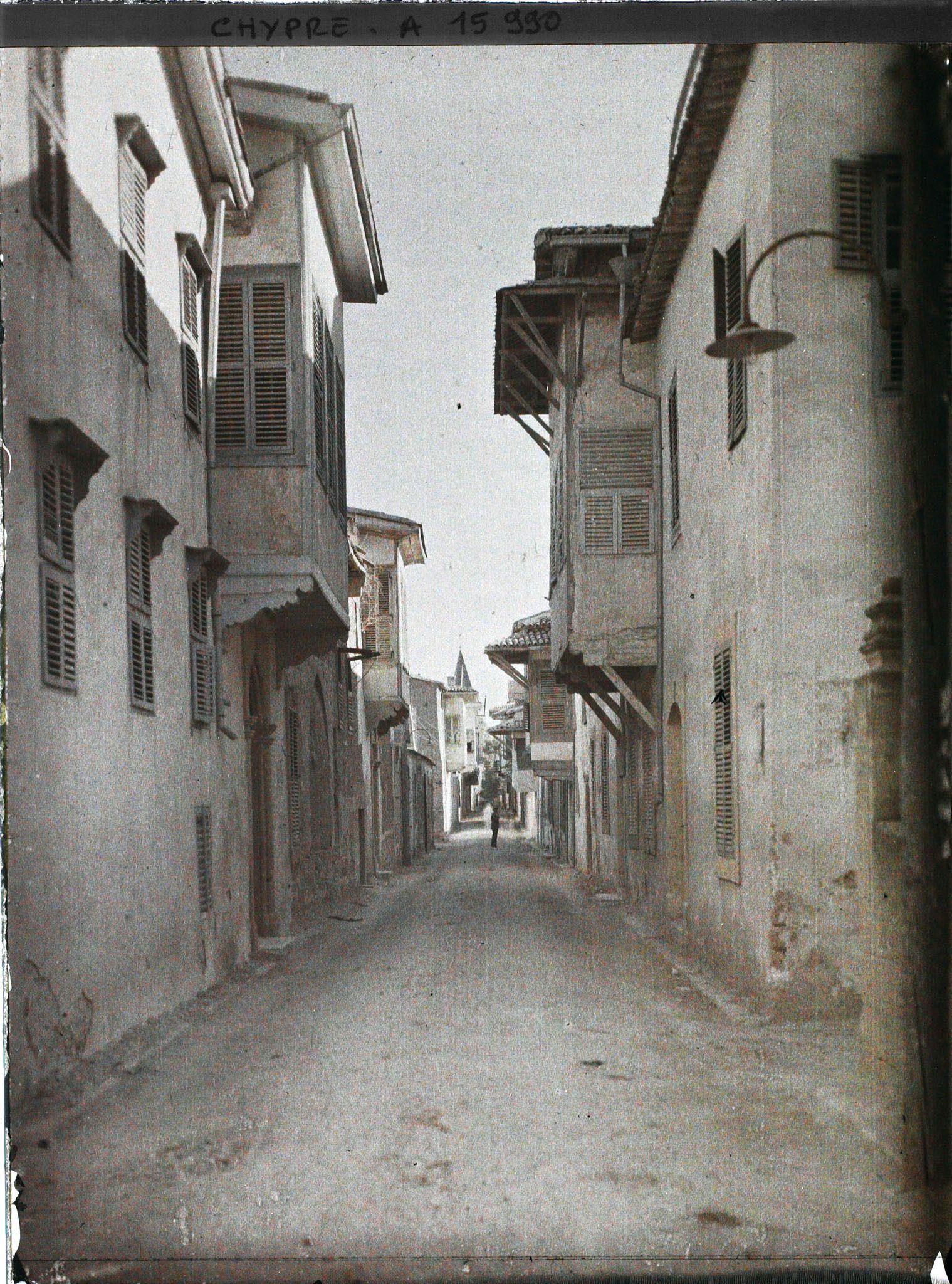 Image représentant Une rue ; maisons à étage en encorbellement