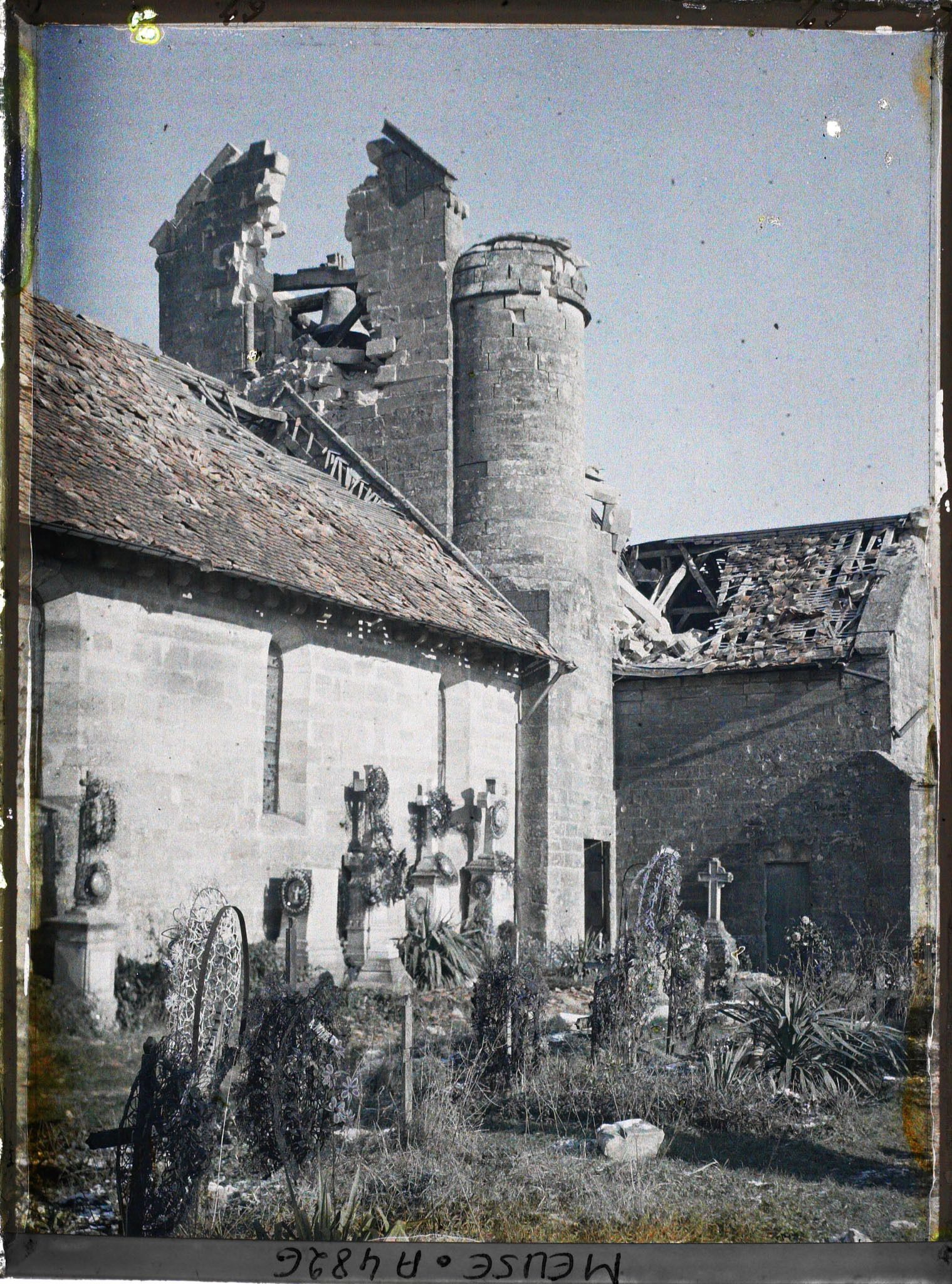 Image représentant L'église et le clocher vus du cimetière