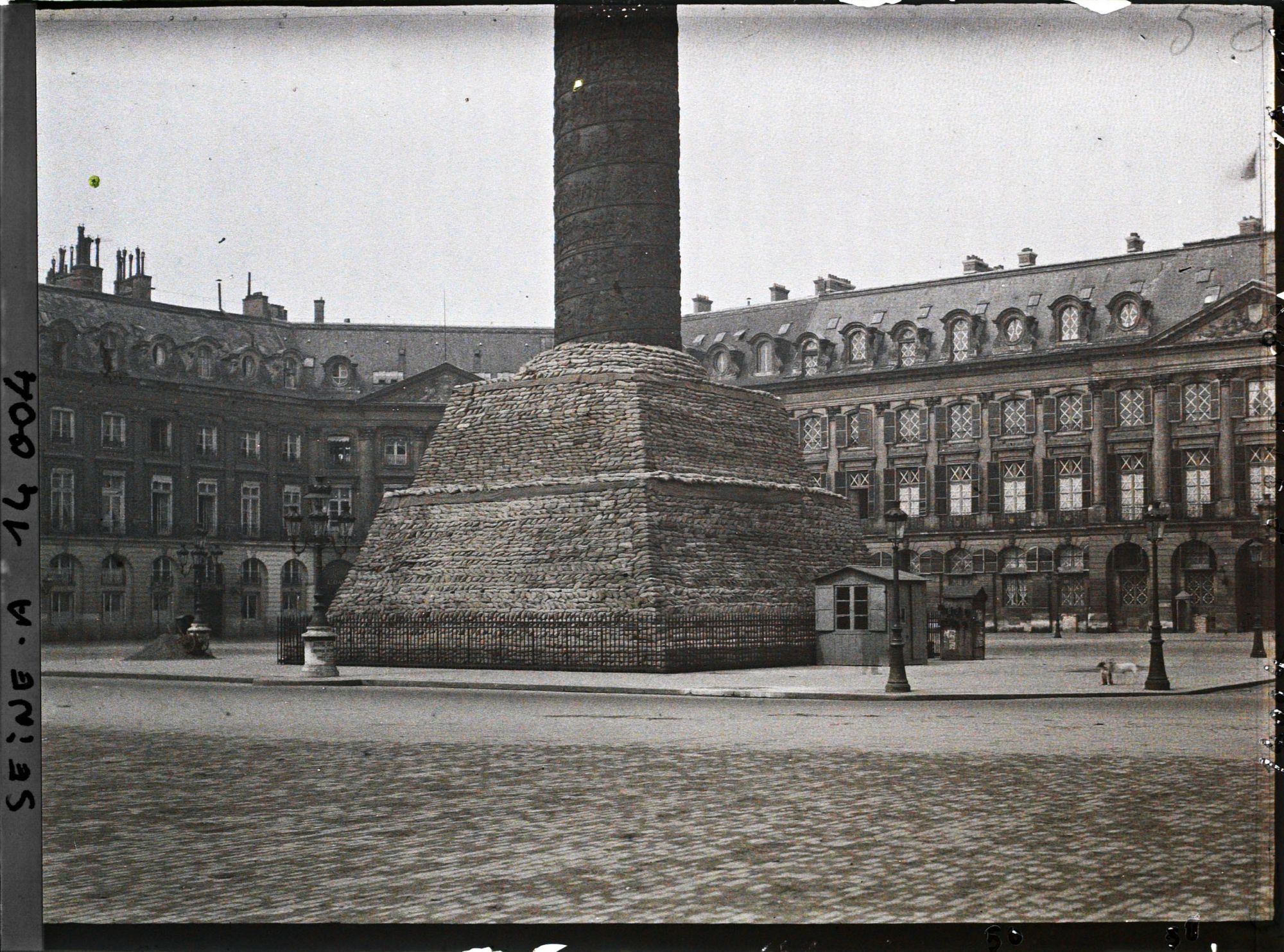 Image représentant La colonne Vendôme protégée contre les bombardements place Vendôme
