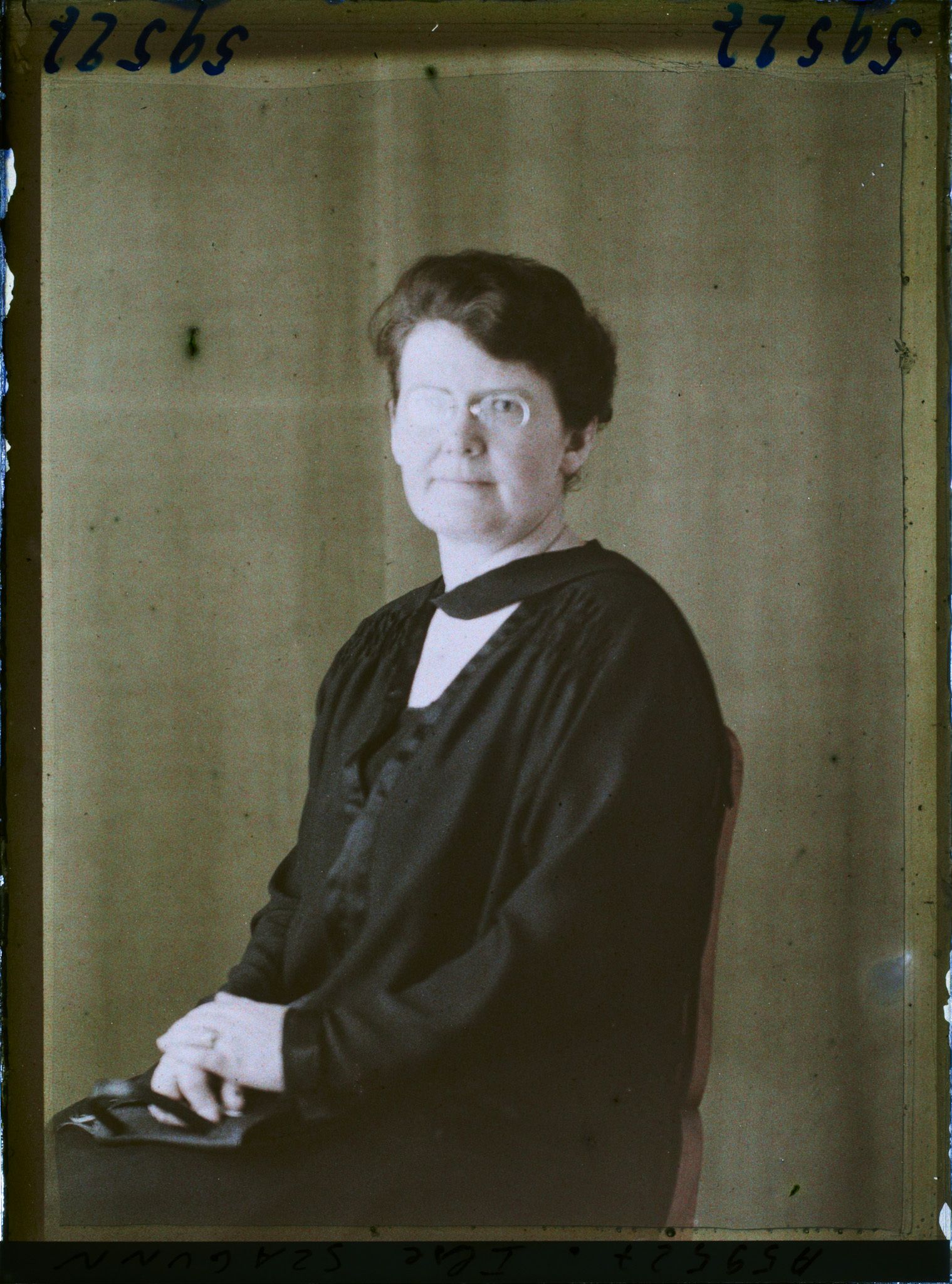 Image représentant Le Docteur  https://musee-albert-kahn.s-museum.fr/home/NWQ2OTAwYzNmYjZlZTk1ZWQwODJmMjY4L2dlbmVyaWMtbm90aWNlLXRhYi9hdXRob3JpdHkvNjE3YTc5ZjVjZjhiODk2OGIzMzM3ZDIx/5d6900c3fb6ee95ed082f268/generic-notice-tab/authority/617a79ebcf8b8968b3337817 Ilse Szagunn