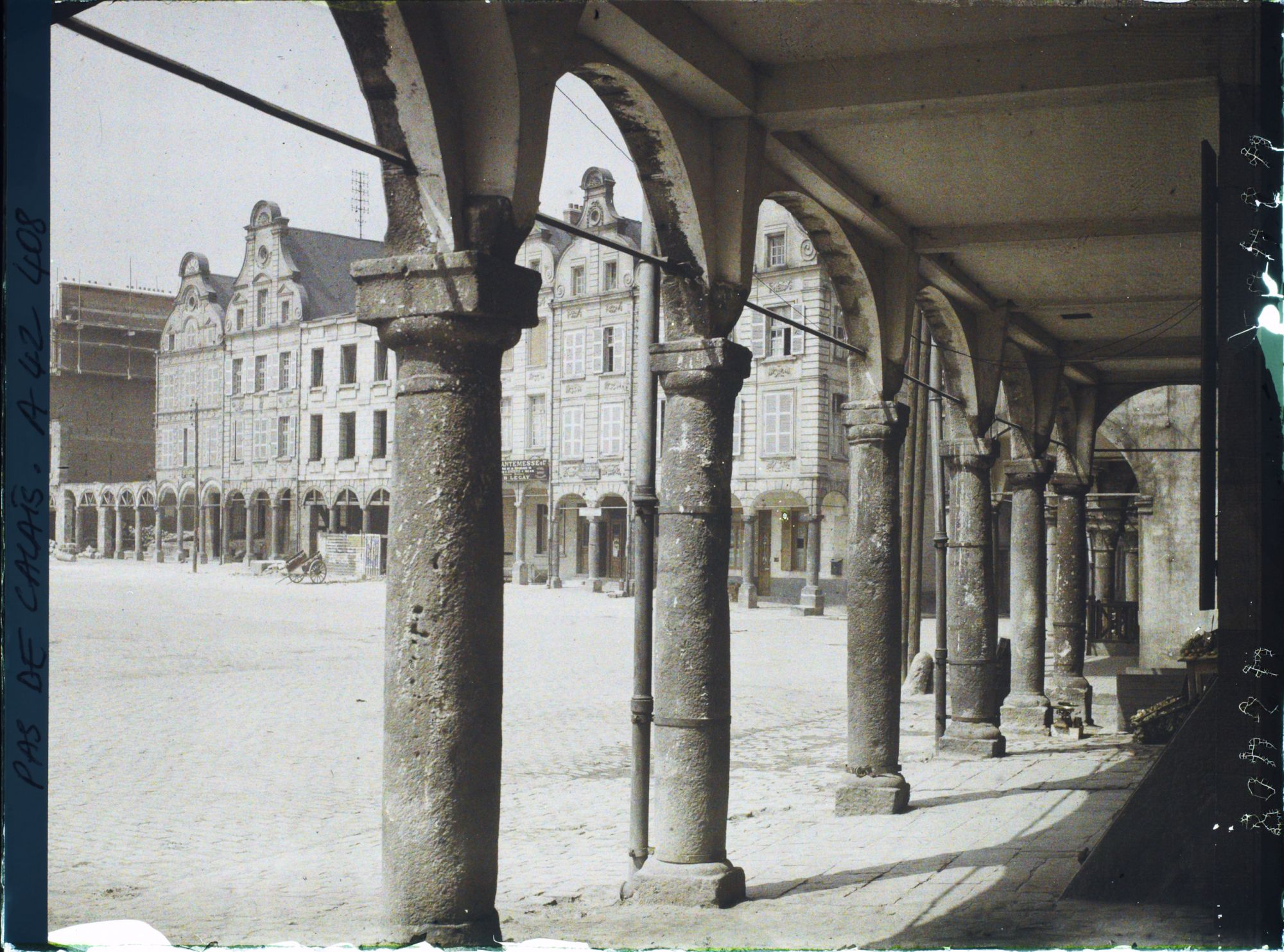 Image représentant France, Arras, Gde Place vers l'Ouest et Colonnade