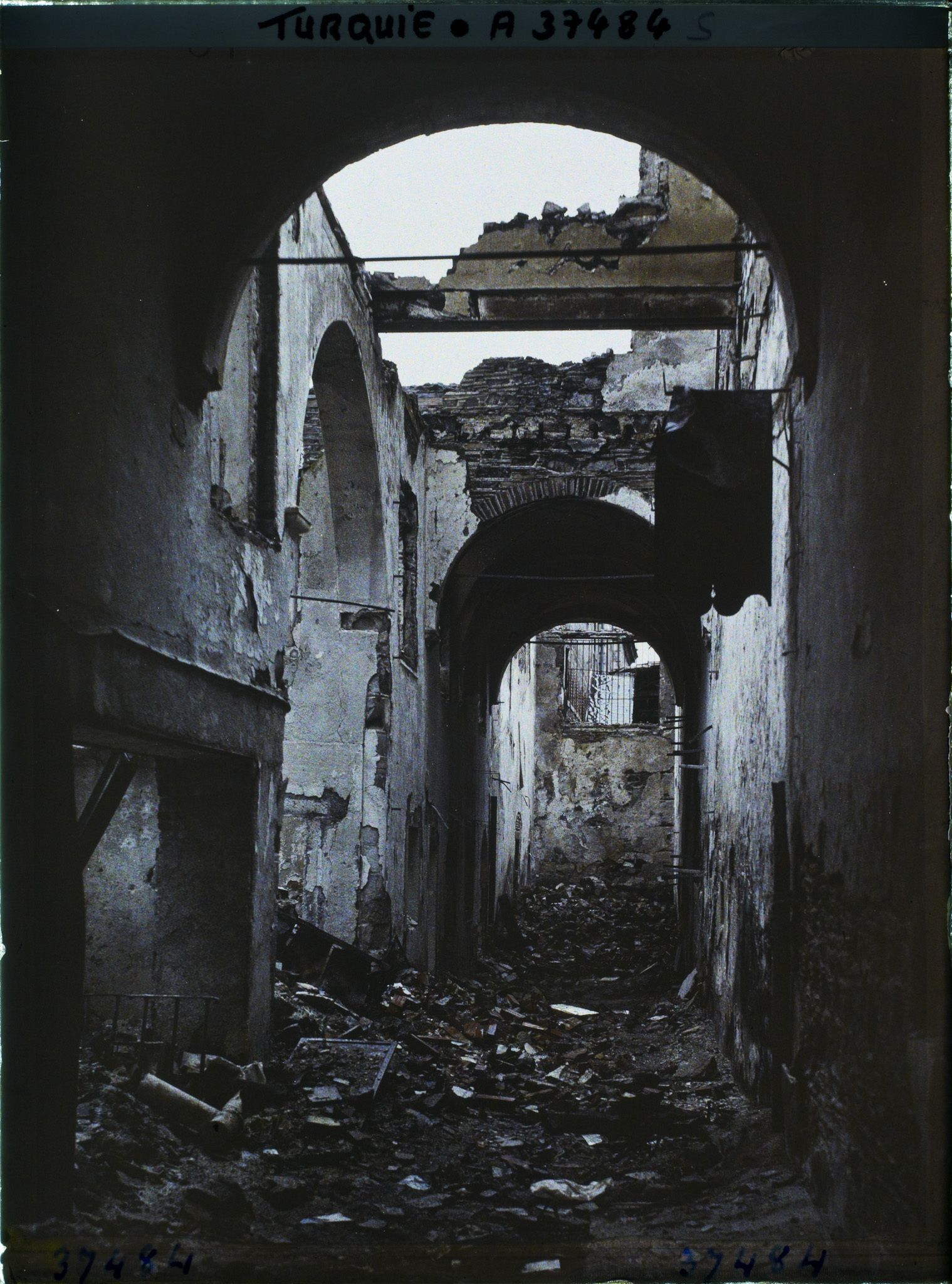 Image représentant Turquie, Smyrne, Ruines d'un dépôt de fil, Rue St Georges