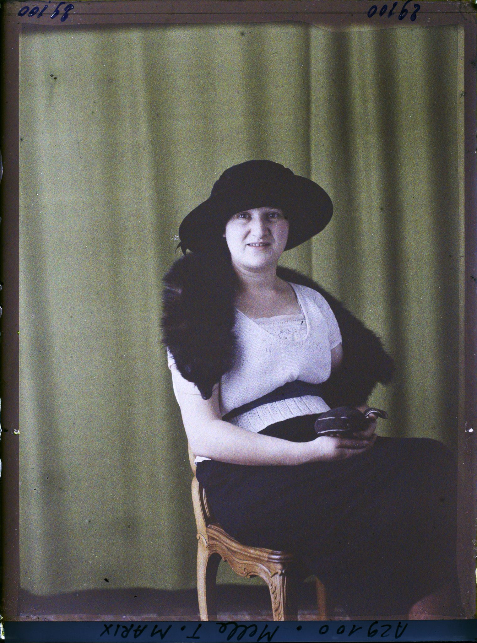 Image représentant https://musee-albert-kahn.s-museum.fr/home/NWQ2OTAwYzNmYjZlZTk1ZWQwODJmMjY4L2dlbmVyaWMtbm90aWNlLXRhYi9hdXRob3JpdHkvNjE3YTc5ZjVjZjhiODk2OGIzMzM3ZDIx/5d6900c3fb6ee95ed082f268/generic-notice-tab/authority/617a79ebcf8b8968b3337343 Mademoiselle T. Marix