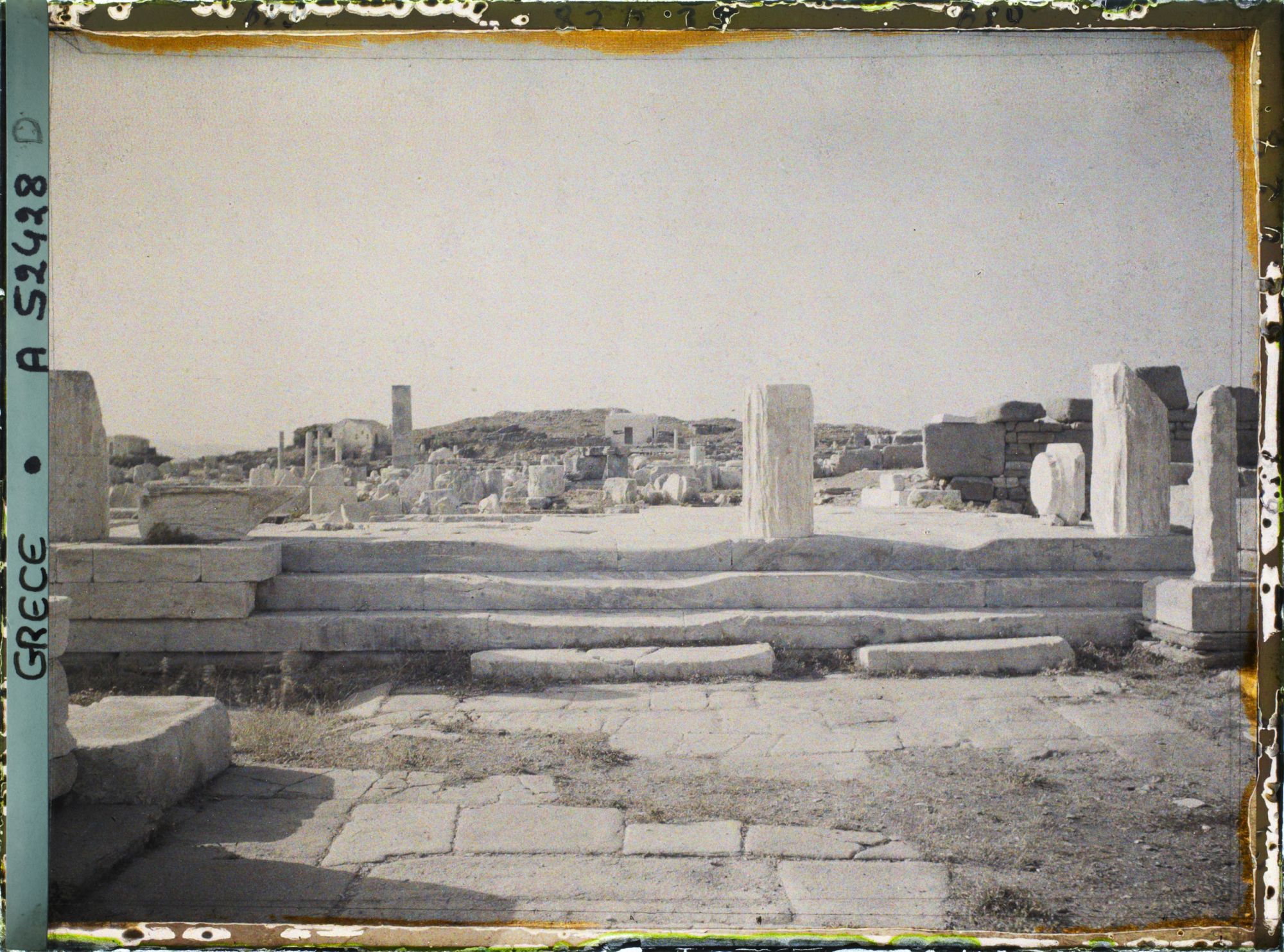 Image représentant Les Propylées vus de l'avenue des Processions