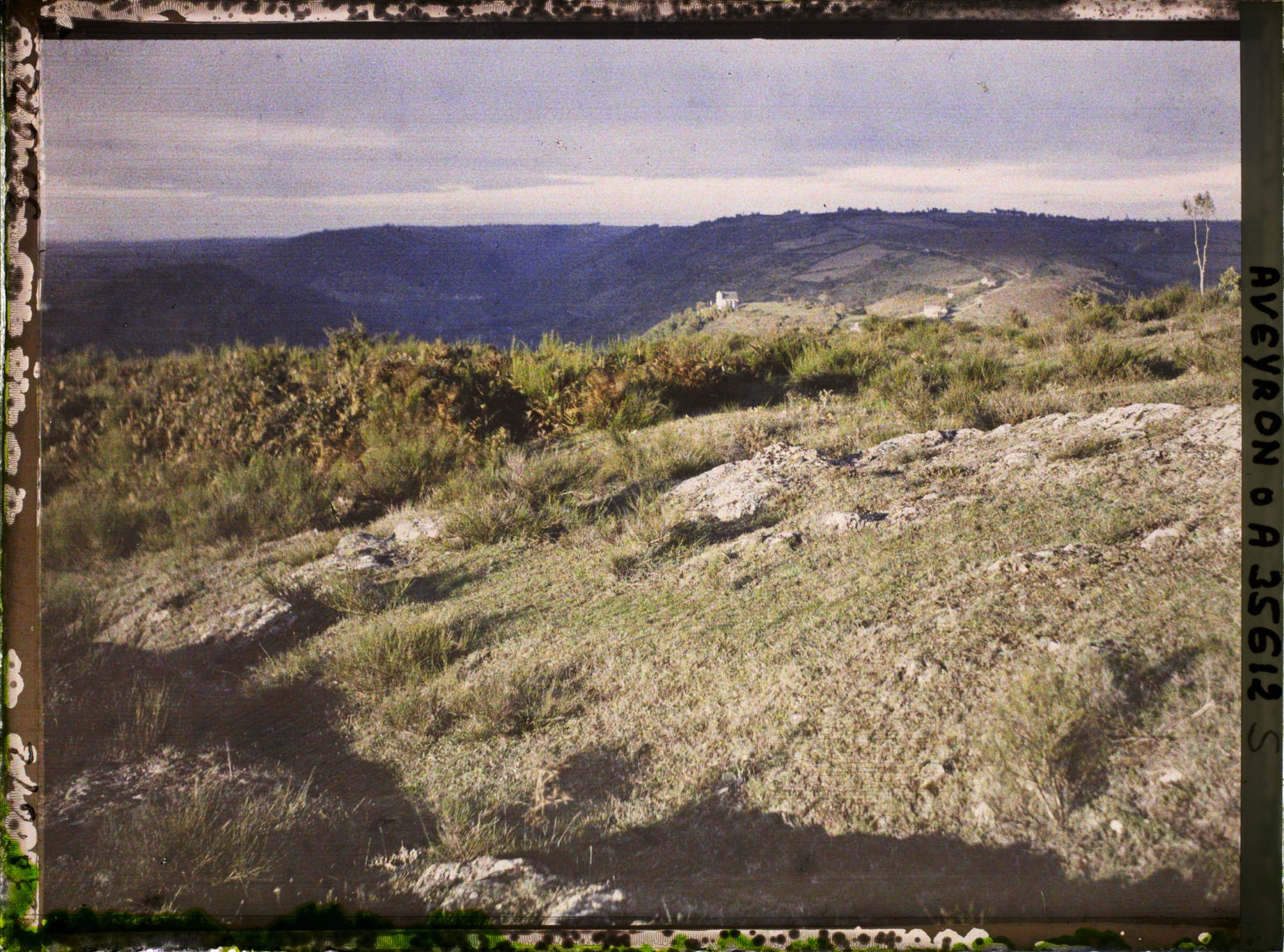 Image représentant Effet de soir sur le calvaire dominant la Vallée de l'Alzou, vue prise des hauteurs dominant la route de Rieupeyroux